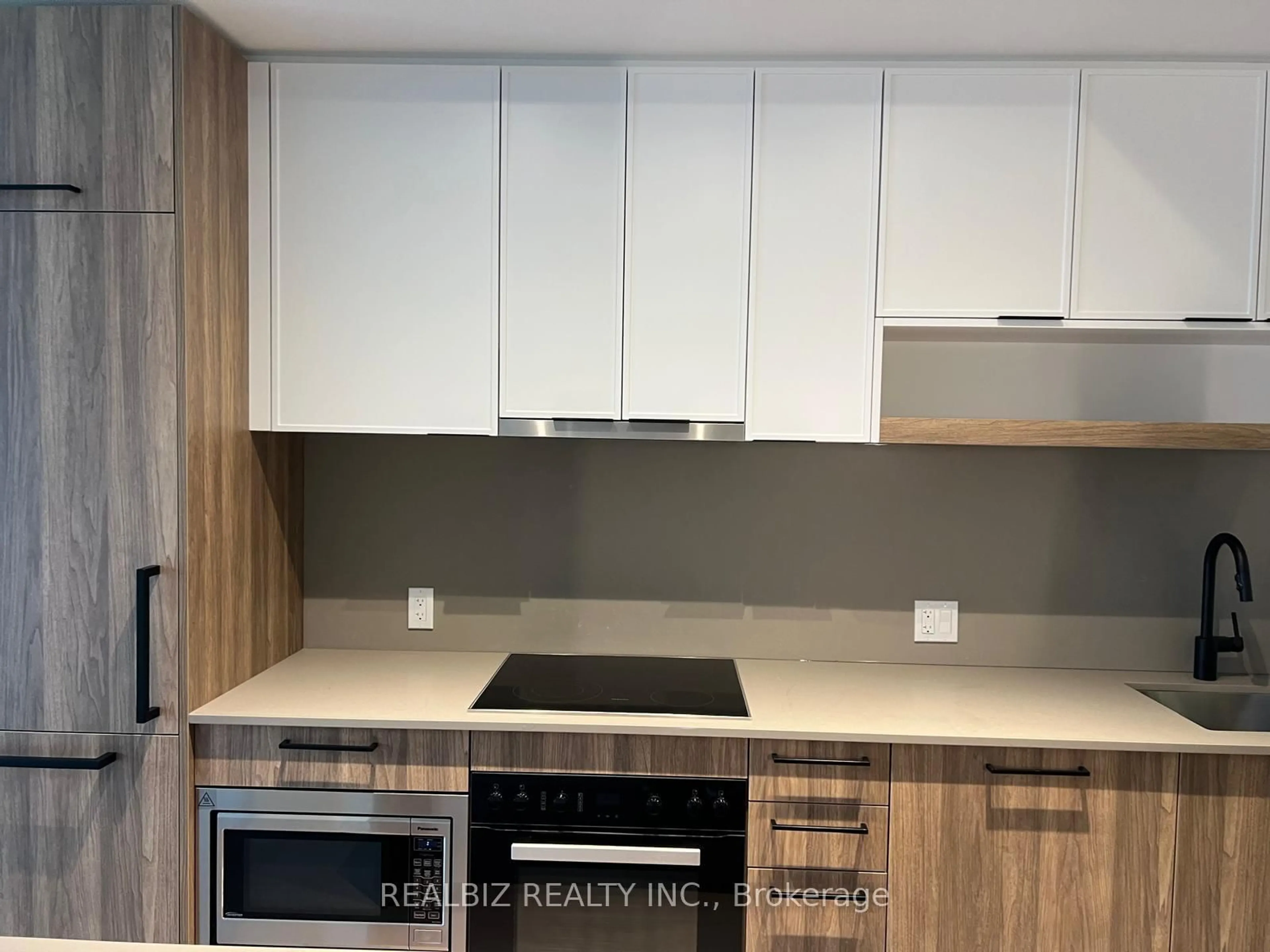 Standard kitchen, wood/laminate floor for 91 Montclair Ave #823, Toronto Ontario M5P 0B1