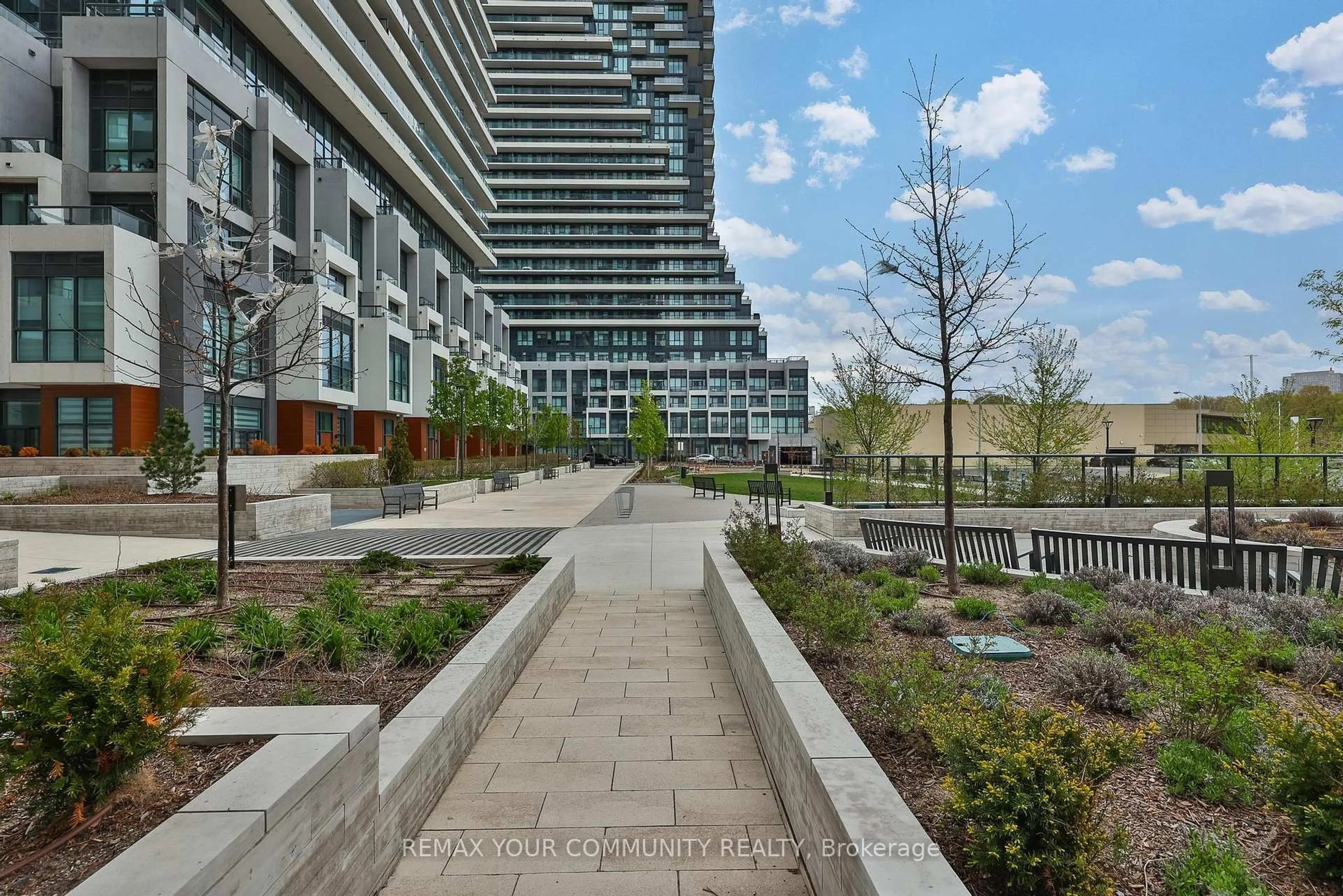 Patio, street for 10 Inn On The Park Dr #110, Toronto Ontario M3C 0P9