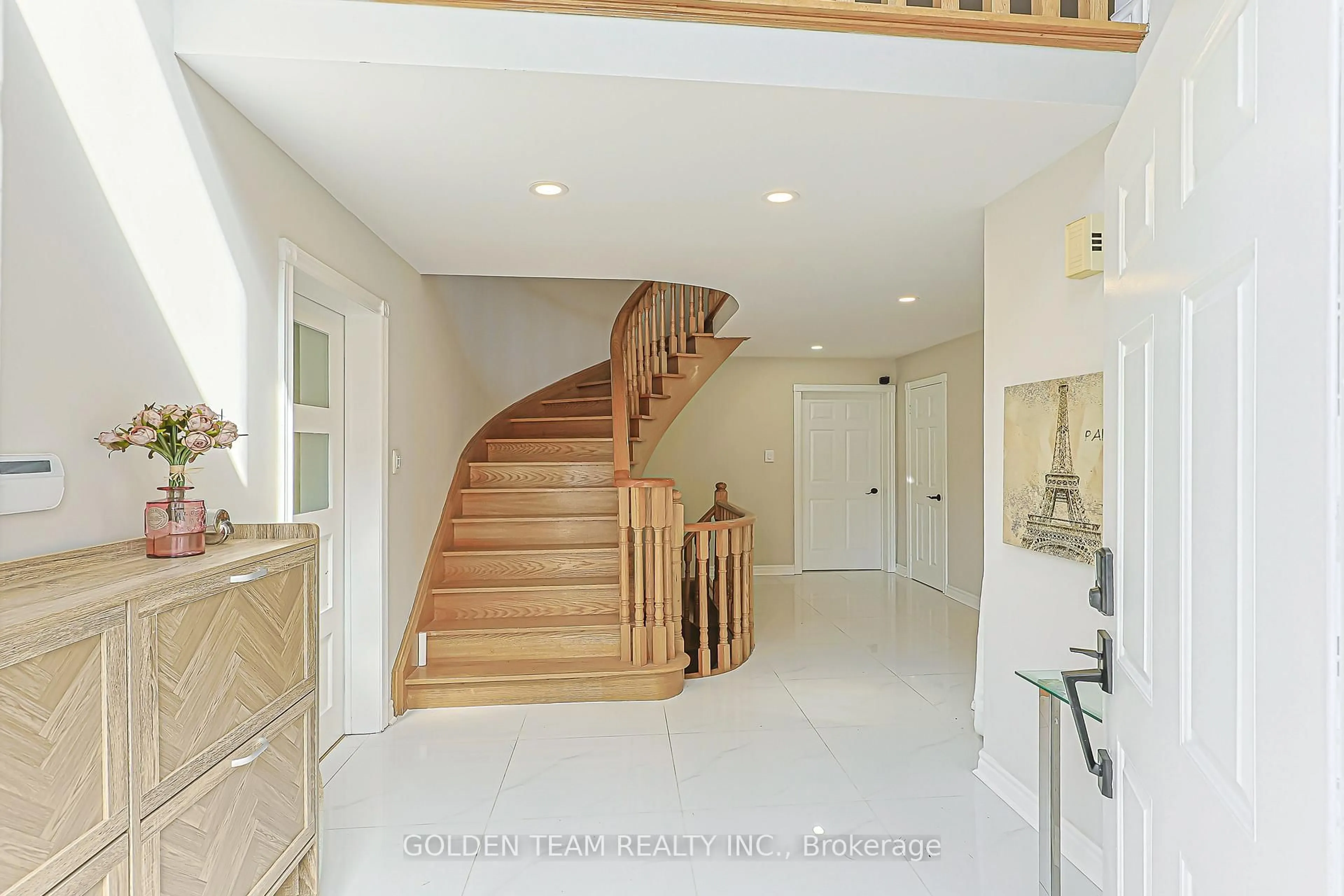Indoor foyer for 5 Jardin Hill Crt, Toronto Ontario M2H 3R8