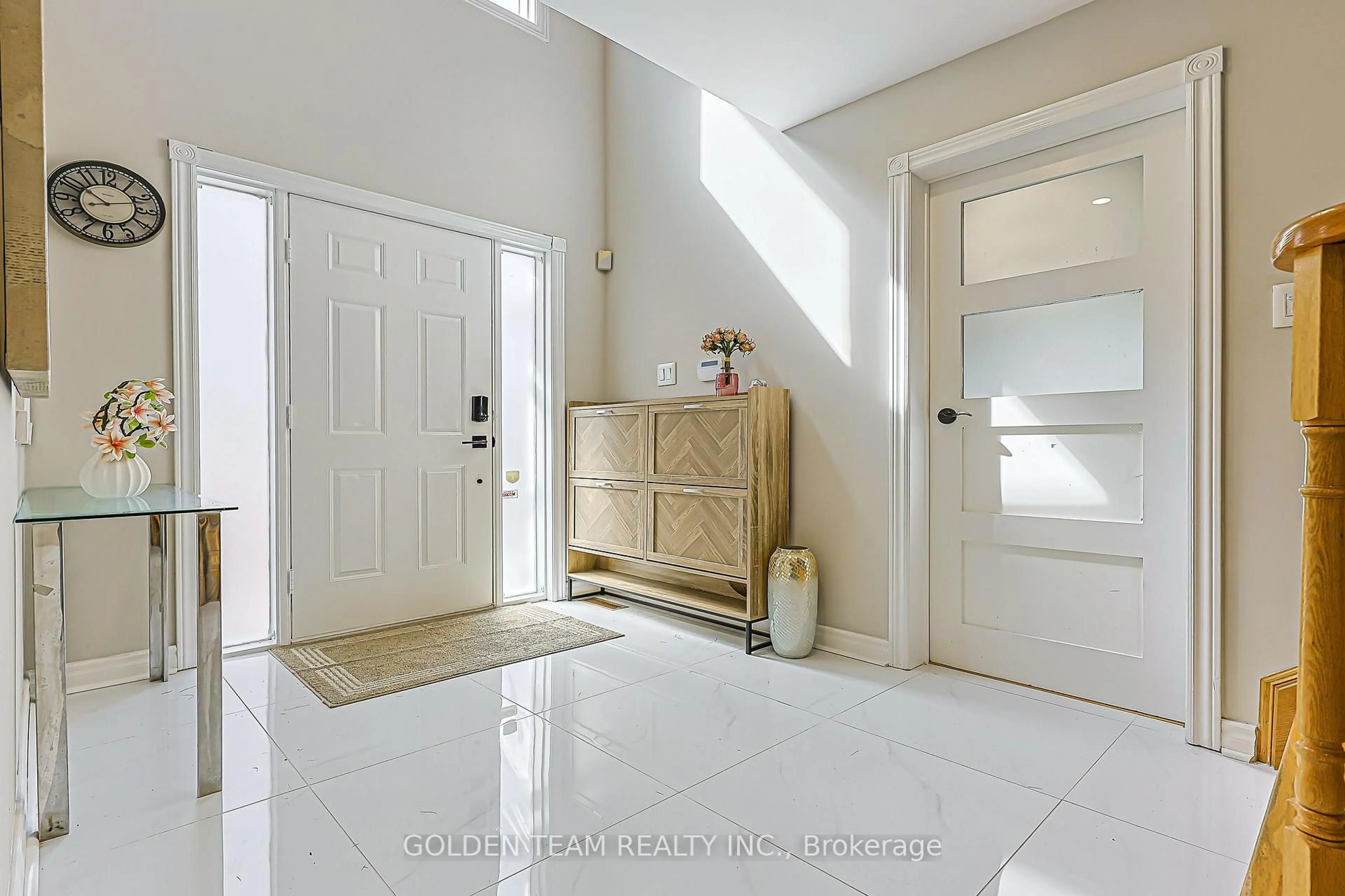 Indoor entryway for 5 Jardin Hill Crt, Toronto Ontario M2H 3R8