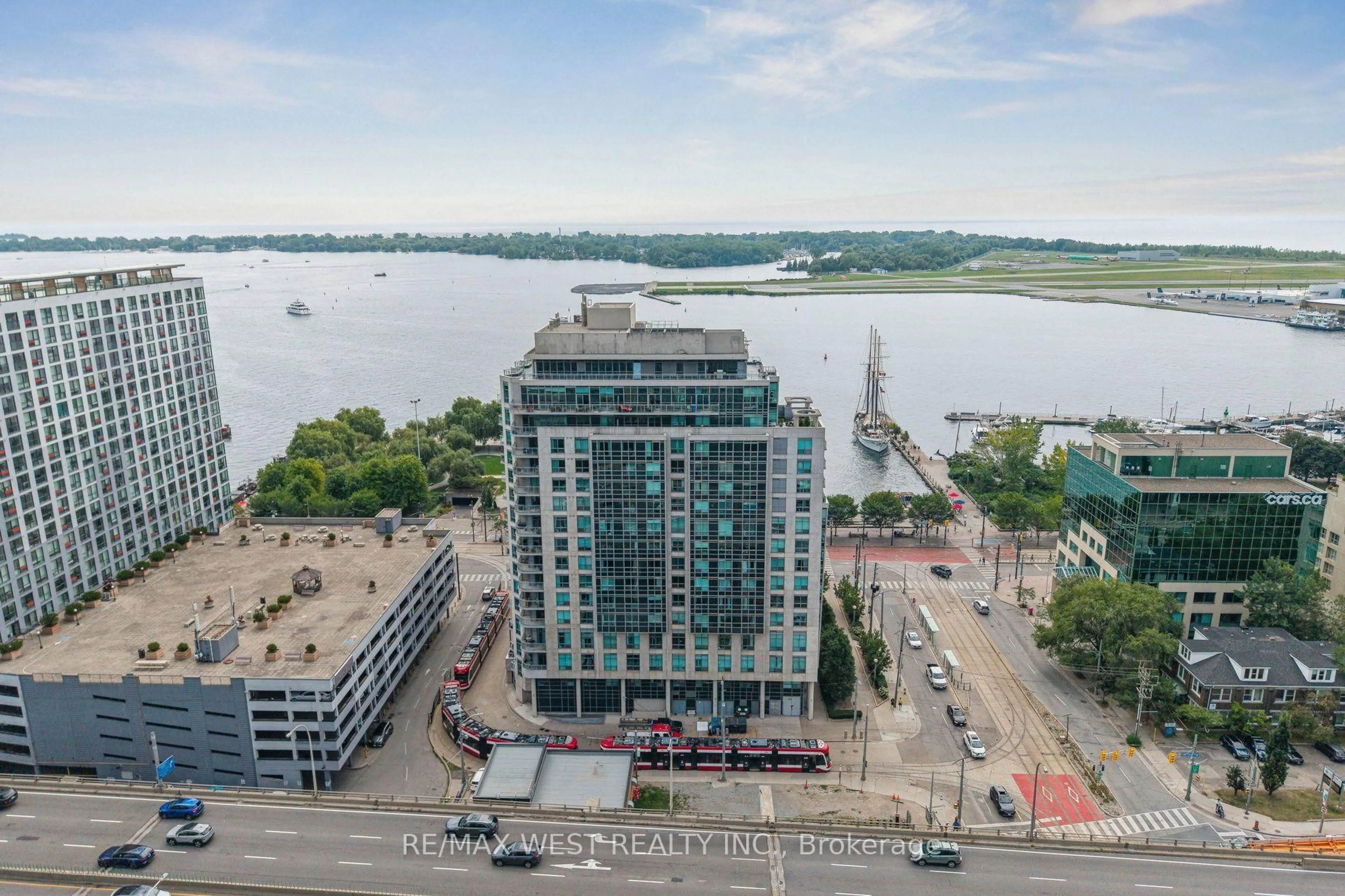 A pic from outside/outdoor area/front of a property/back of a property/a pic from drone, water/lake/river/ocean view for 410 Queens Quay #1104, Toronto Ontario M5V 3T1
