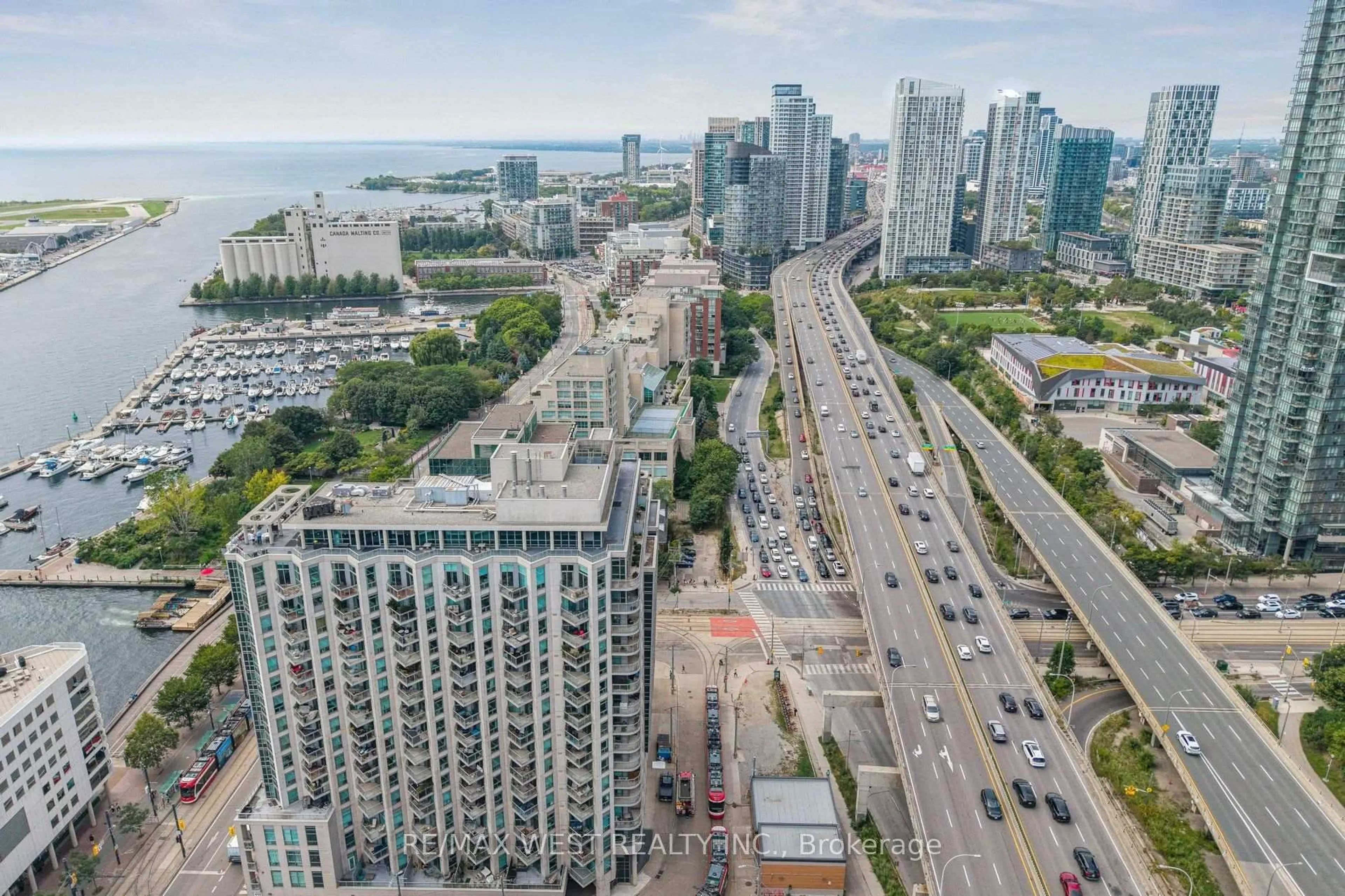 A pic from outside/outdoor area/front of a property/back of a property/a pic from drone, city buildings view from balcony for 410 Queens Quay #1104, Toronto Ontario M5V 3T1
