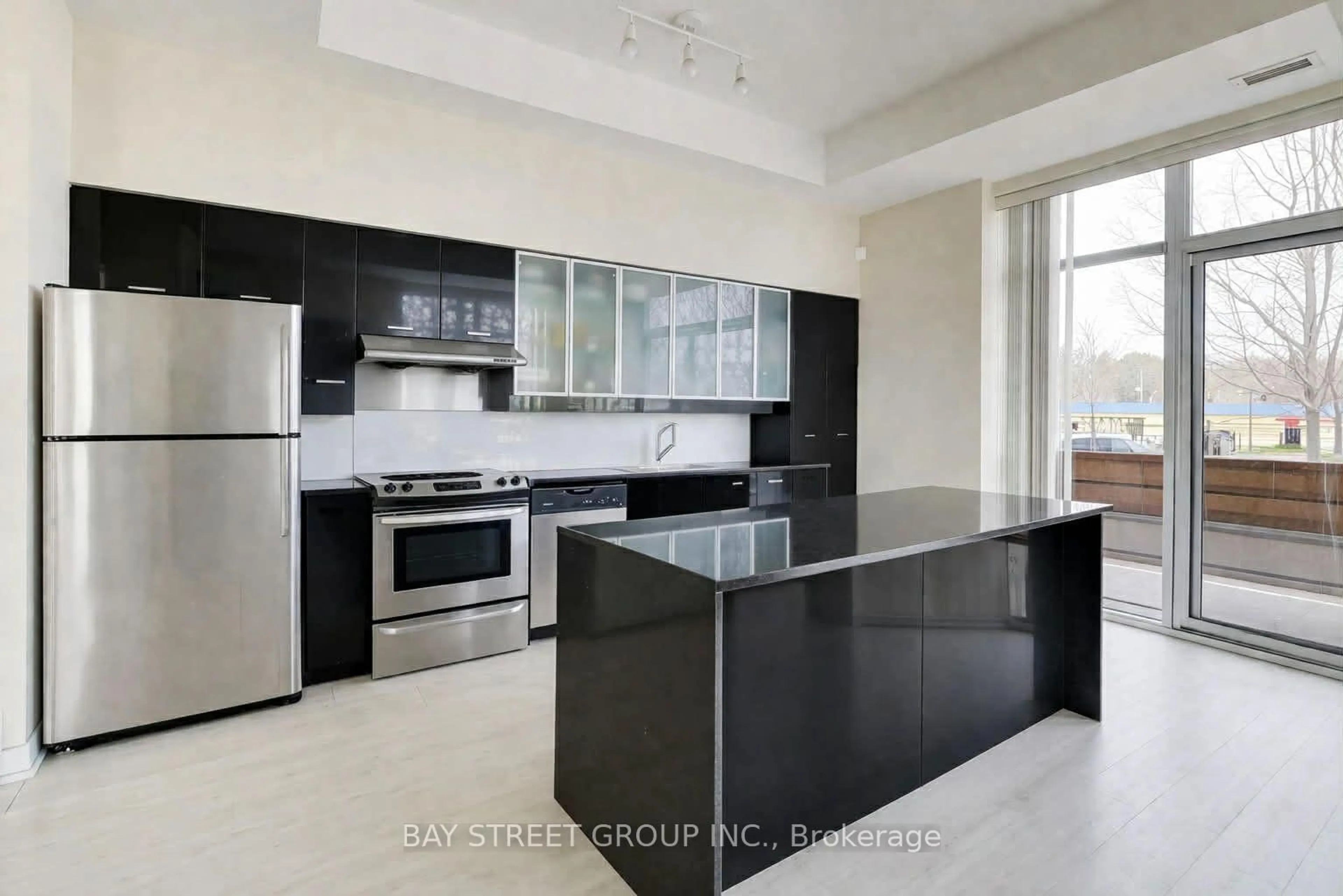 Open concept kitchen, ceramic/tile floor for 25 Singer Crt #TH07, Toronto Ontario M2K 0B3