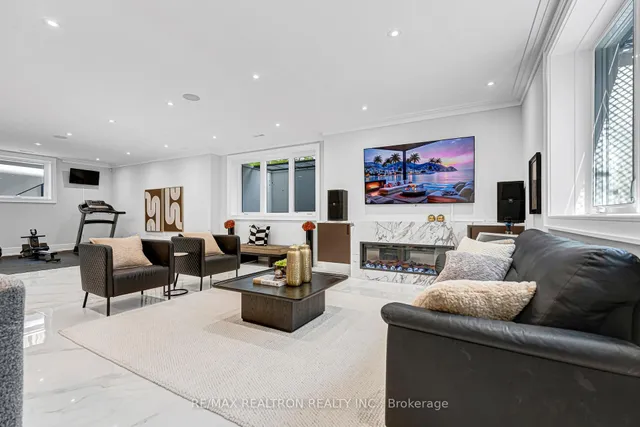 16 Ballyronan Rd, Toronto 3