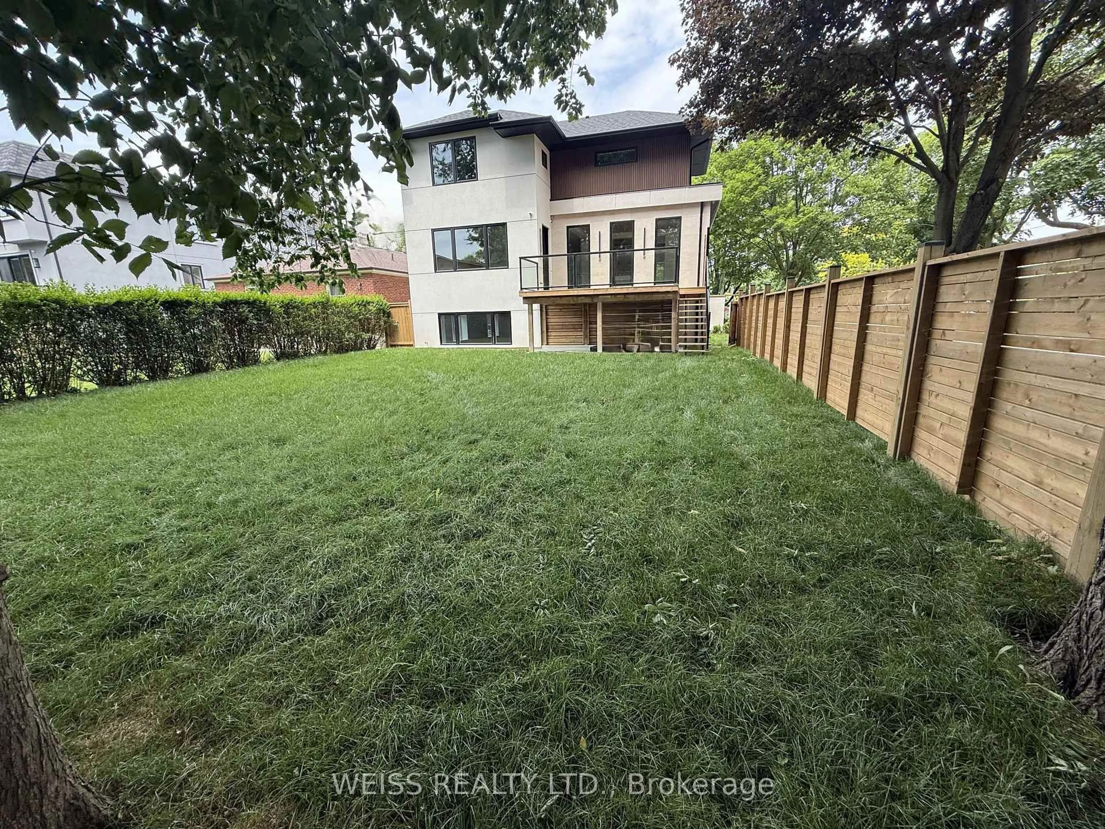 A pic from outside/outdoor area/front of a property/back of a property/a pic from drone, street for 137 Bannockburn Ave, Toronto Ontario M5M 2N4