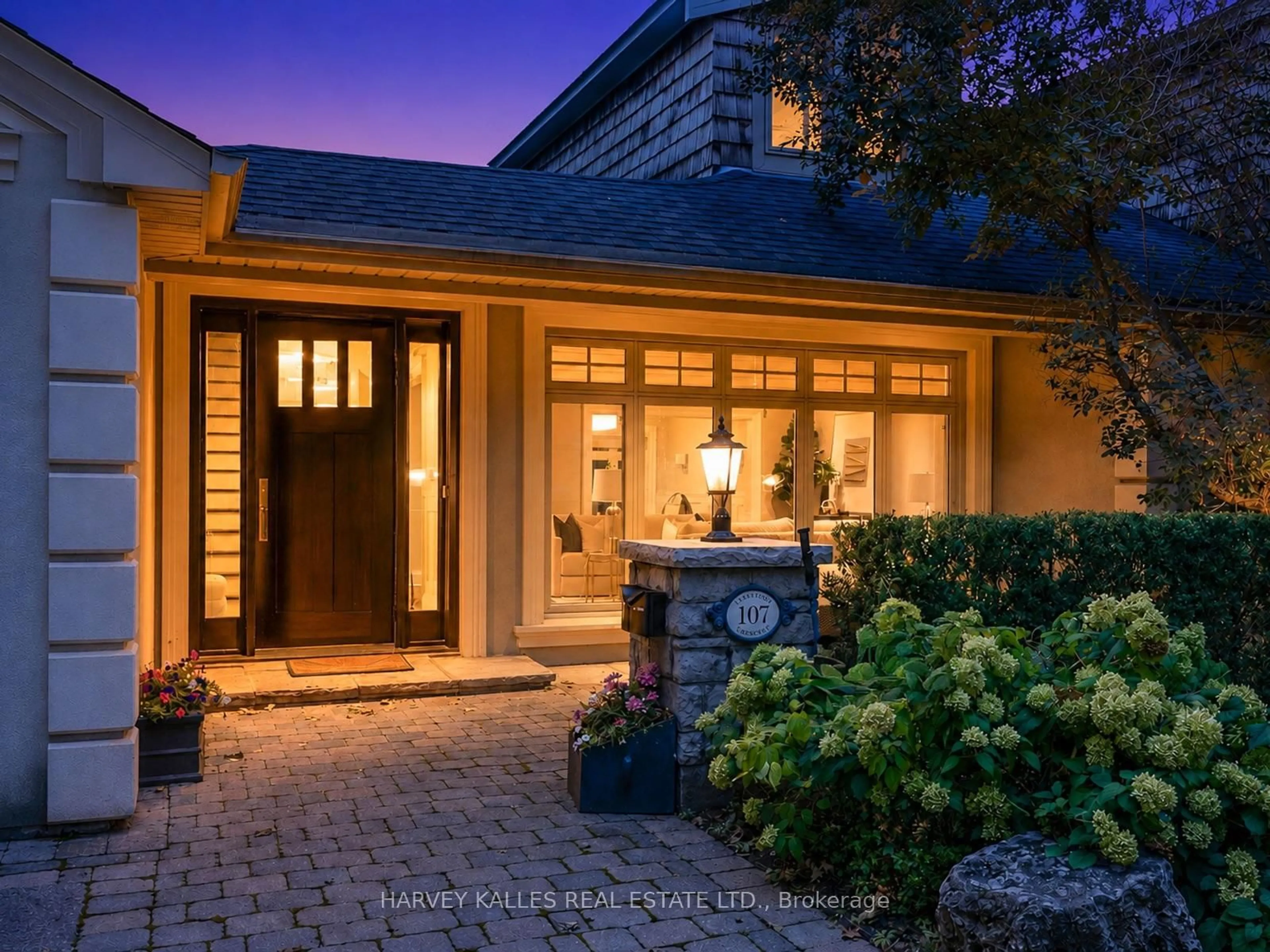 Indoor entryway for 107 Stratford Cres, Toronto Ontario M4N 1C7