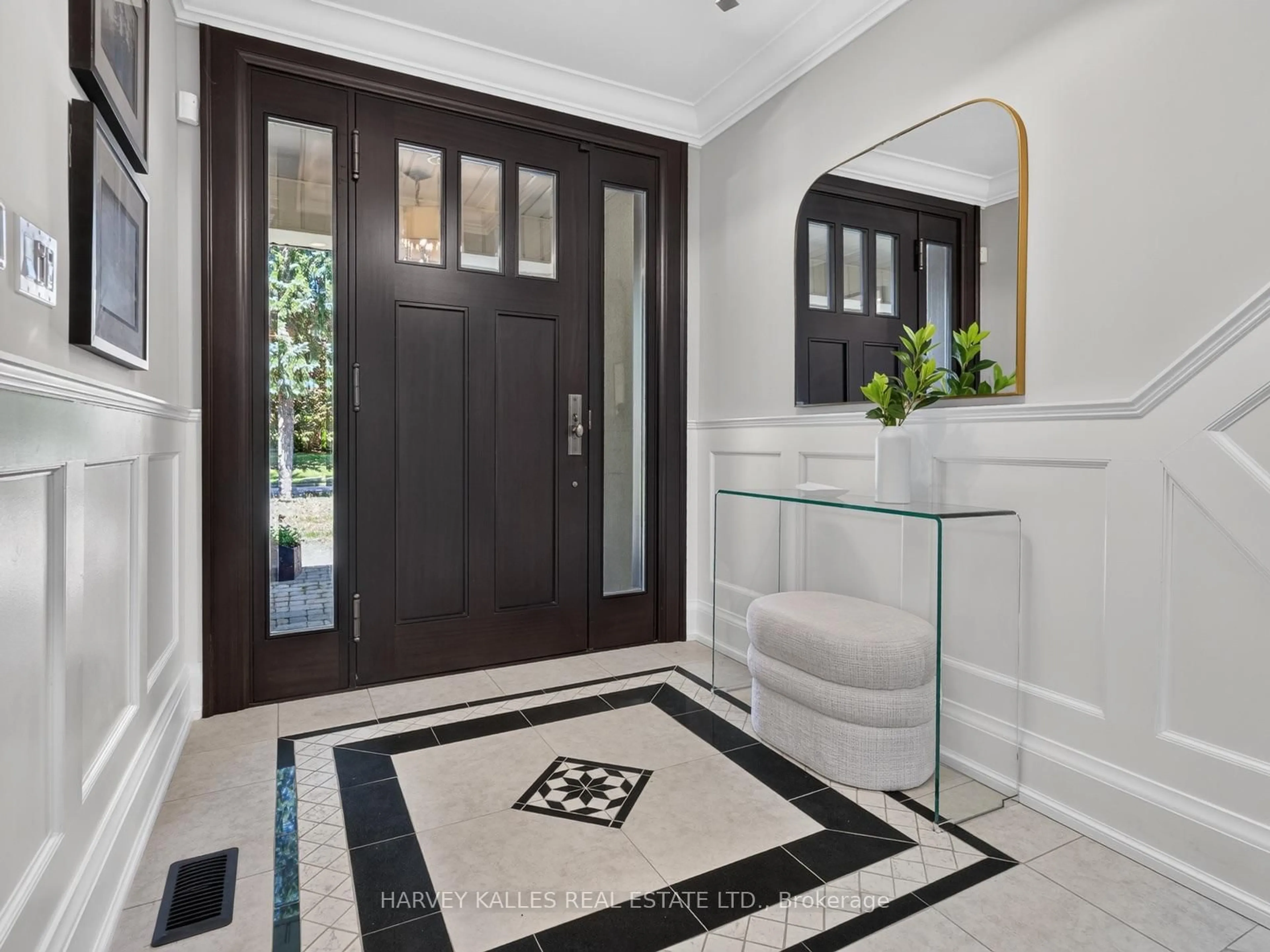 Indoor entryway for 107 Stratford Cres, Toronto Ontario M4N 1C7