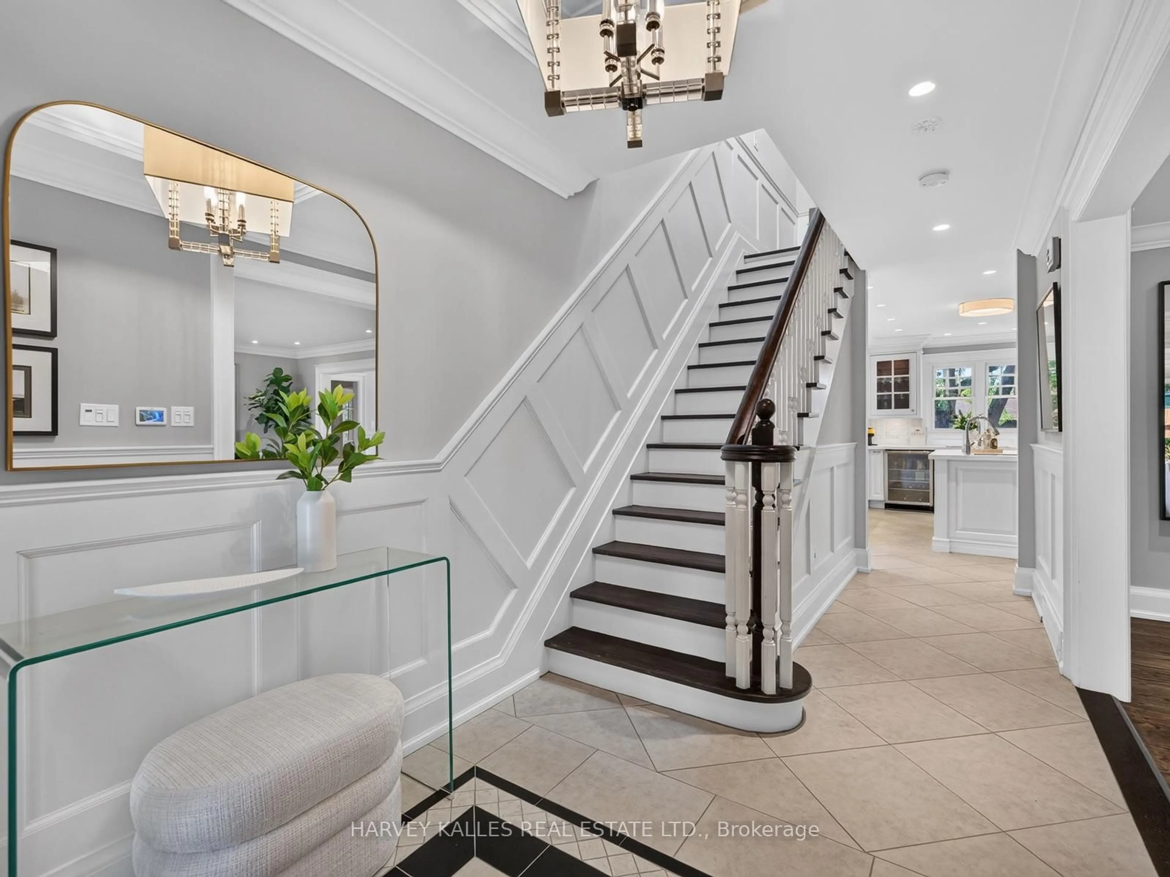 Indoor foyer for 107 Stratford Cres, Toronto Ontario M4N 1C7