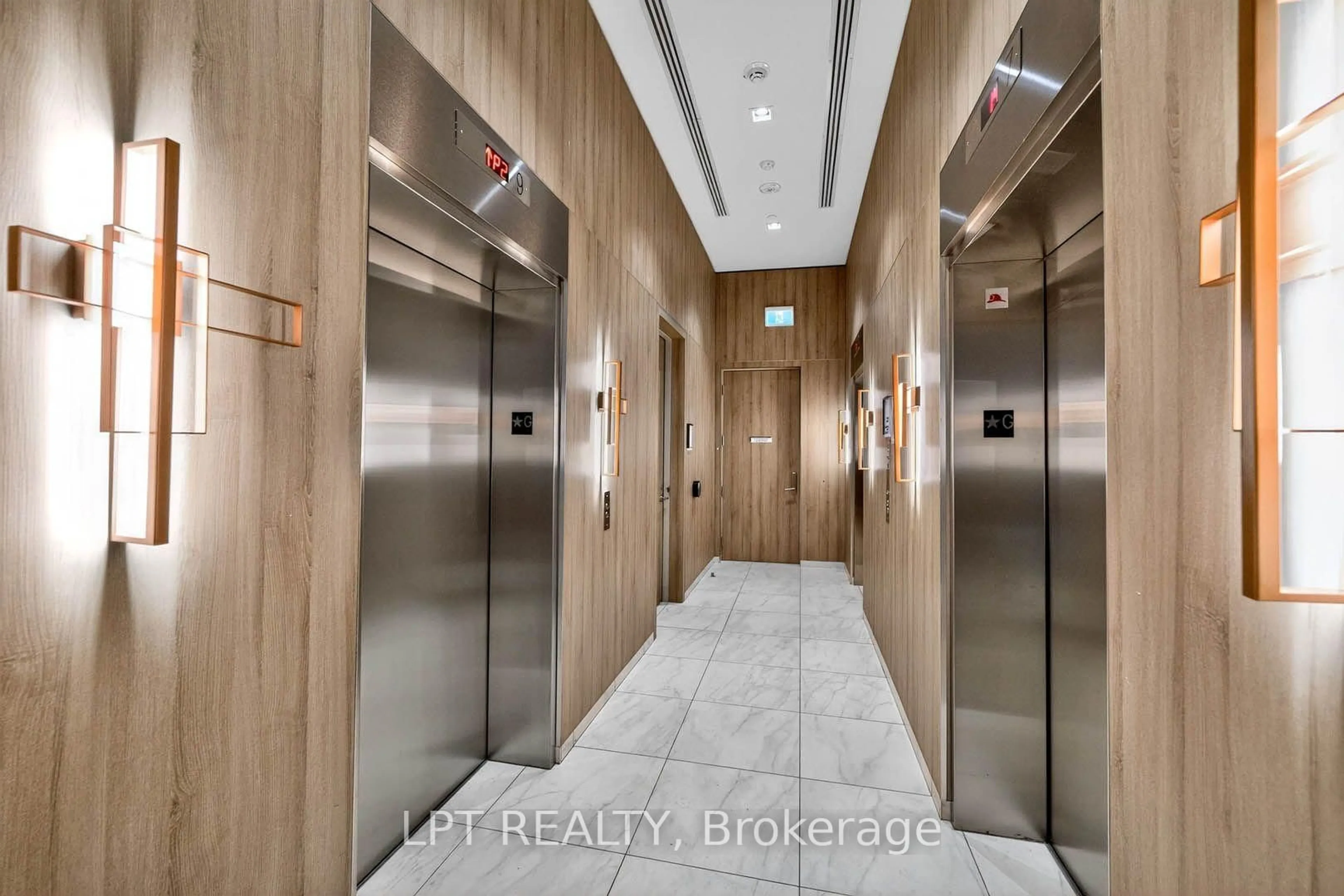 Indoor foyer for 20 O'Neill Rd #536, Toronto Ontario M3C 0R2