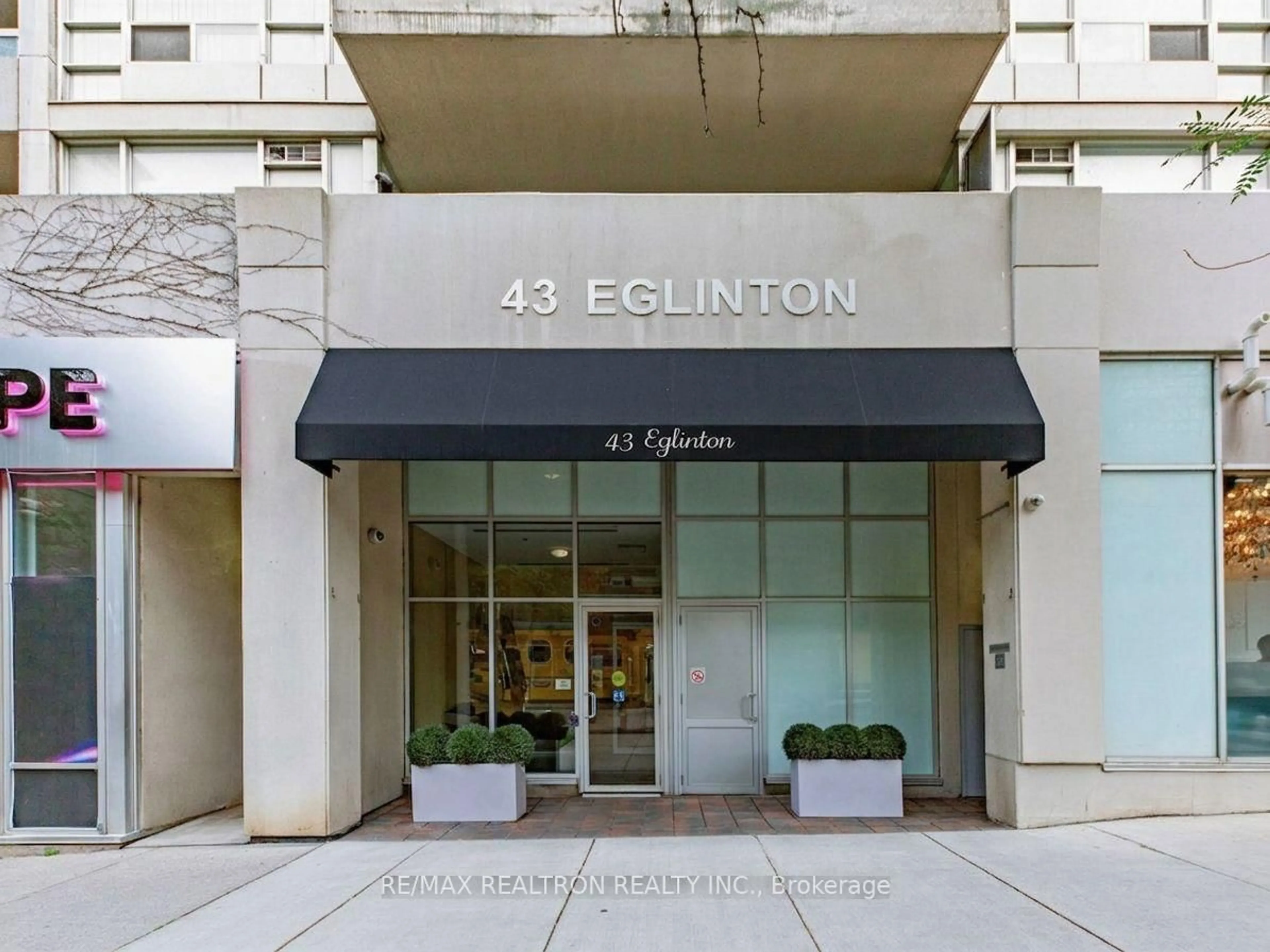 Indoor foyer for 43 Eglinton Ave #510, Toronto Ontario M4P 1A5