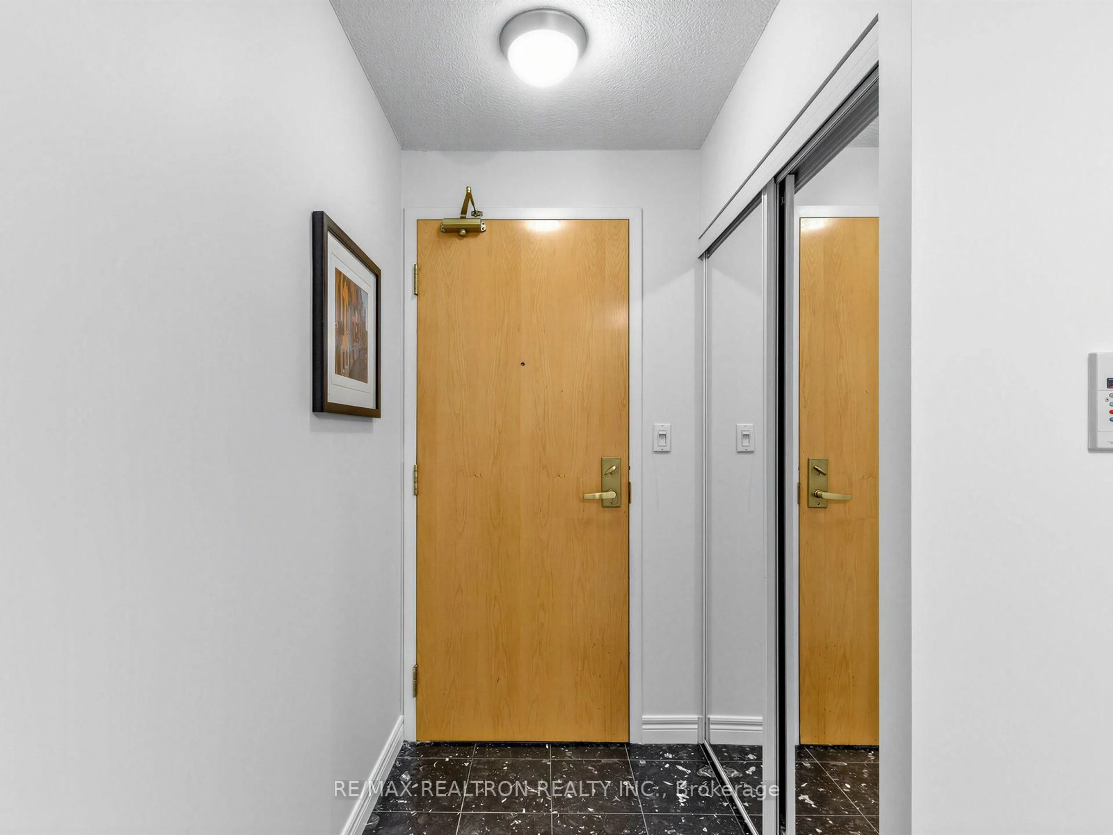 Indoor entryway for 43 Eglinton Ave #510, Toronto Ontario M4P 1A5