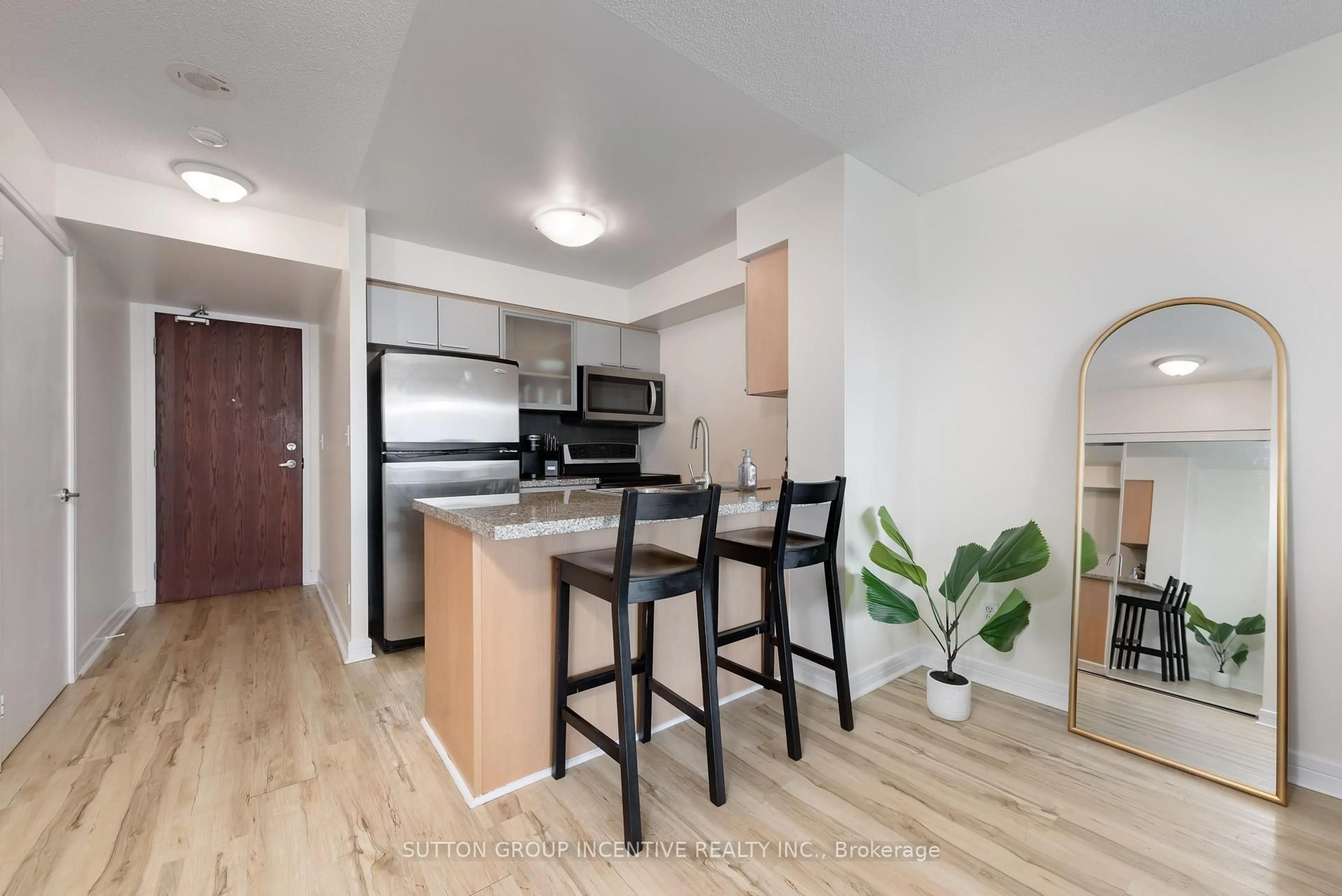 Standard kitchen, wood/laminate floor for 18 Harrison Garden Blvd #2409, Toronto Ontario M2N 7J7