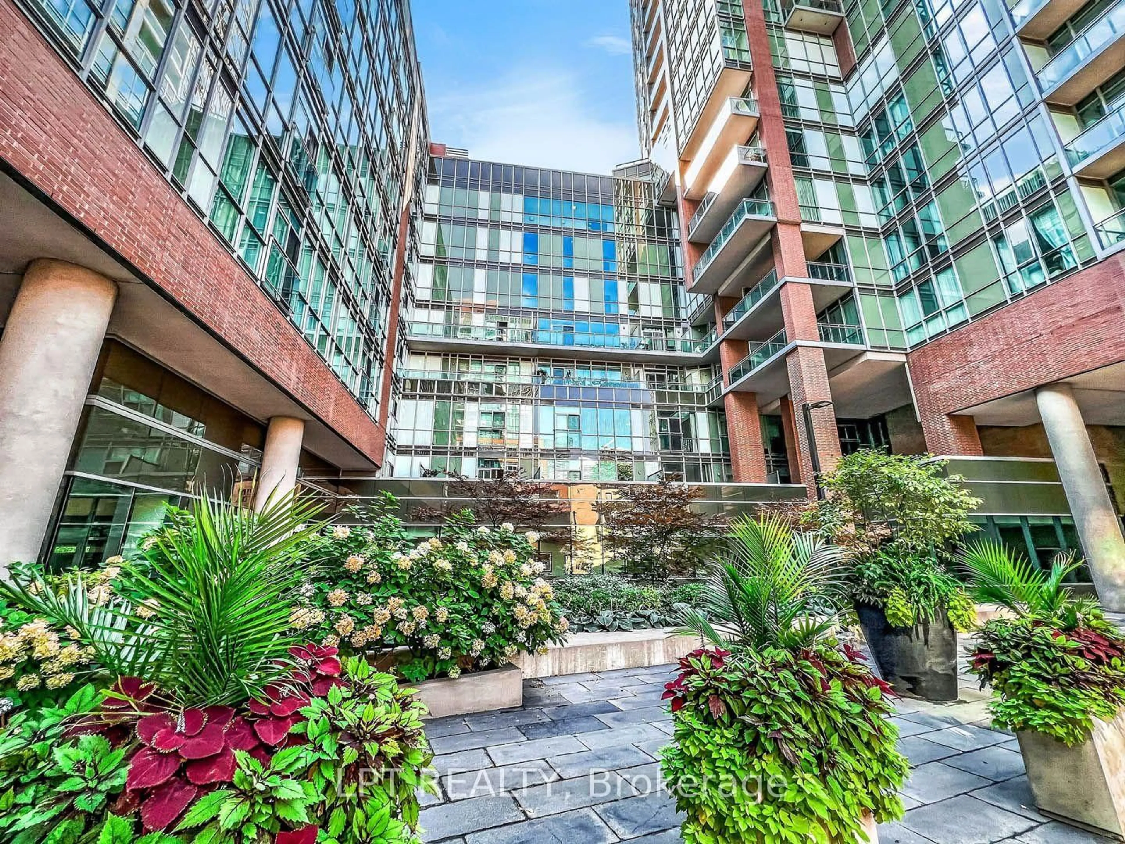 Indoor foyer for 112 George St #1202, Toronto Ontario M5A 2M5