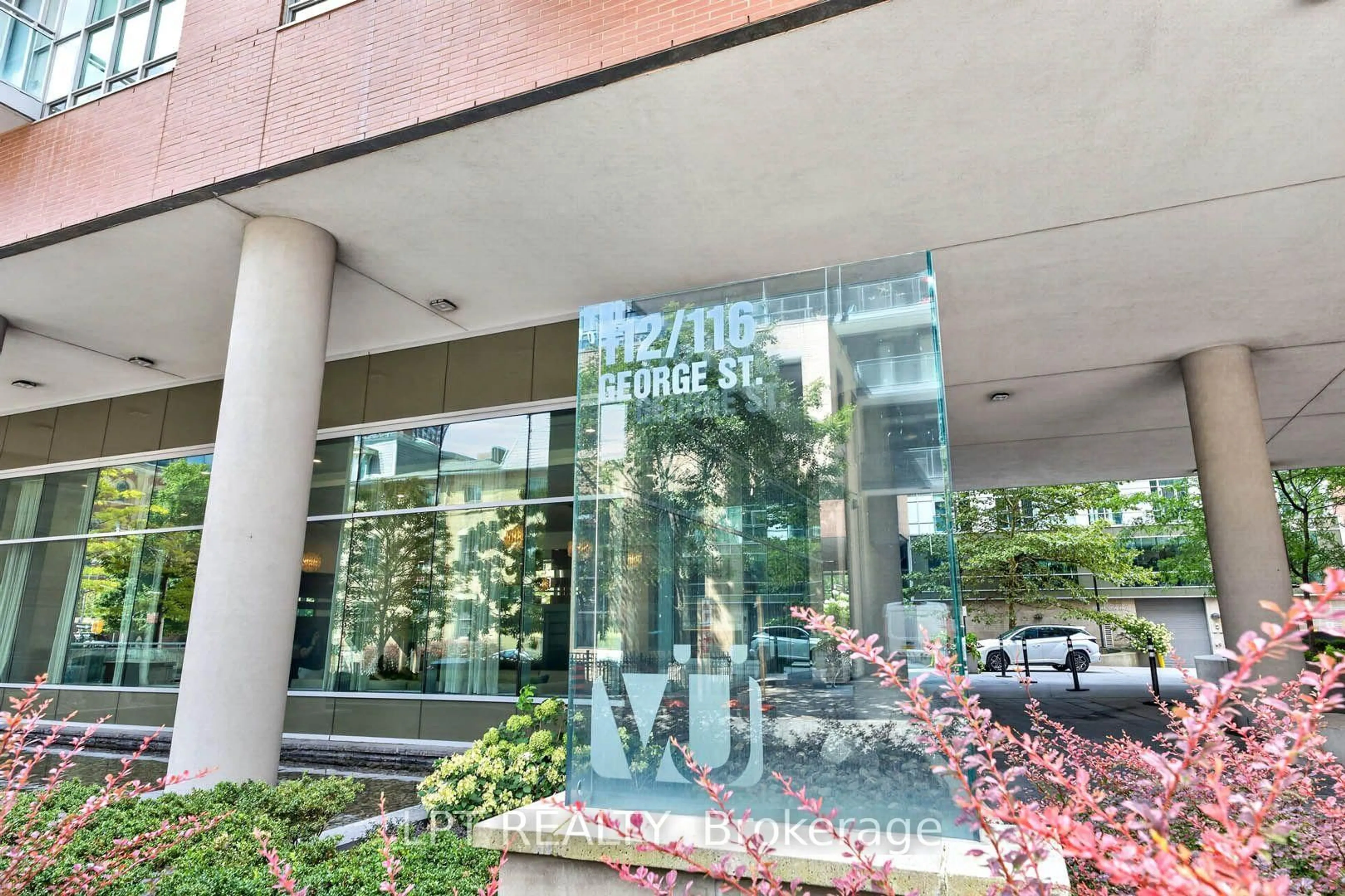 Indoor foyer for 112 George St #1202, Toronto Ontario M5A 2M5