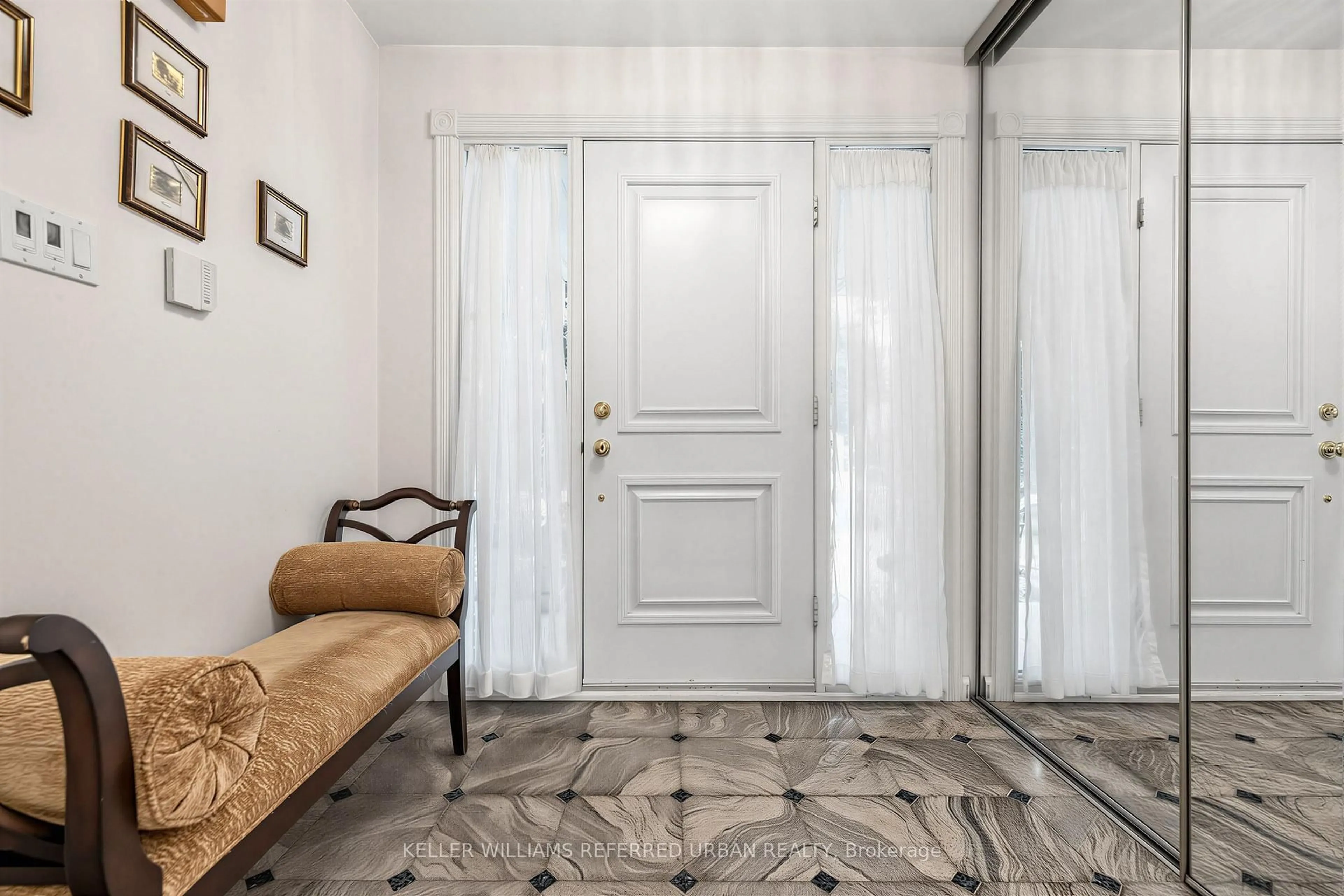 Indoor entryway for 7 Chipstead Rd, Toronto Ontario M3B 3E5