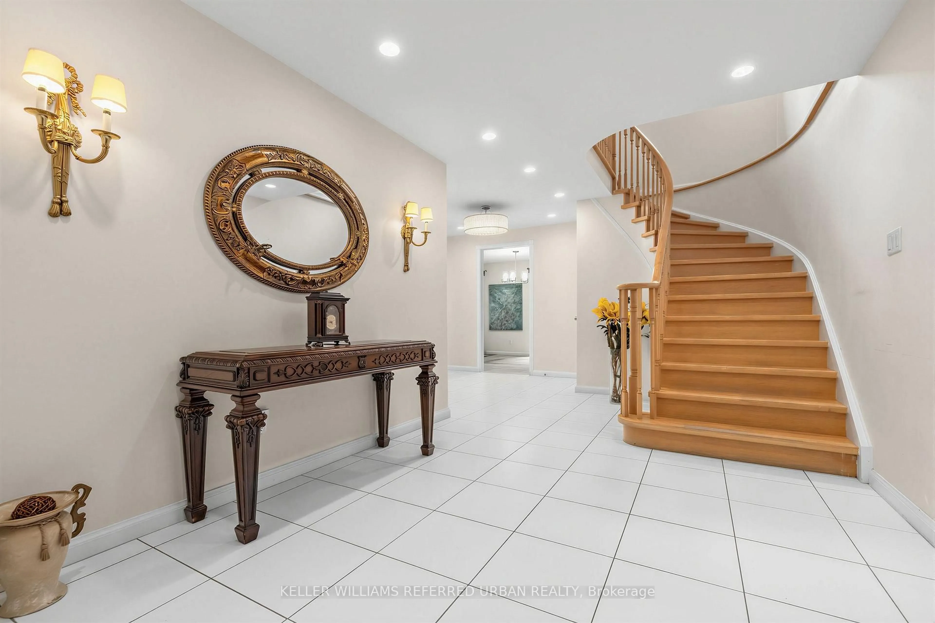 Indoor foyer for 7 Chipstead Rd, Toronto Ontario M3B 3E5