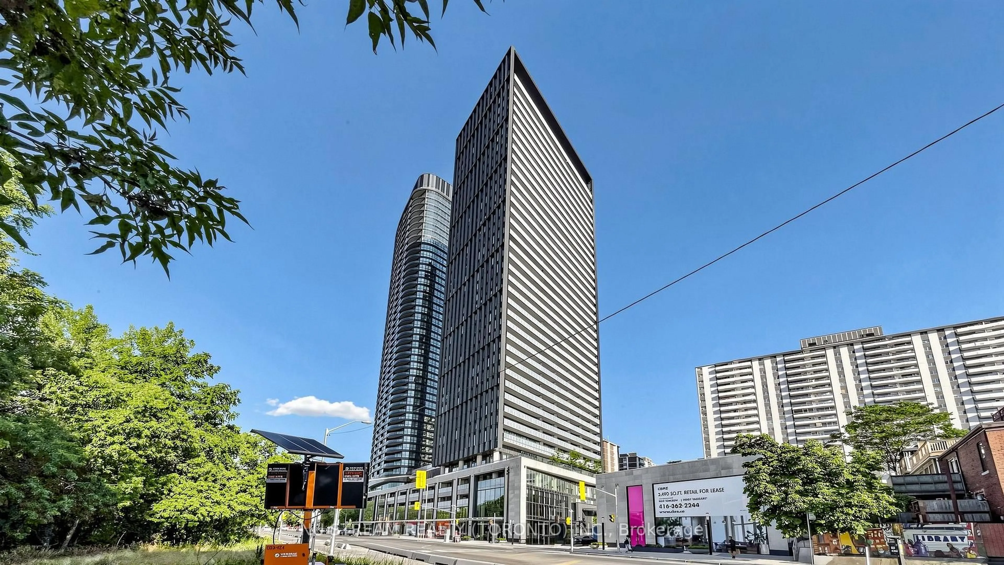 Indoor foyer for 575 Bloor St #2708, Toronto Ontario M4W 0B2