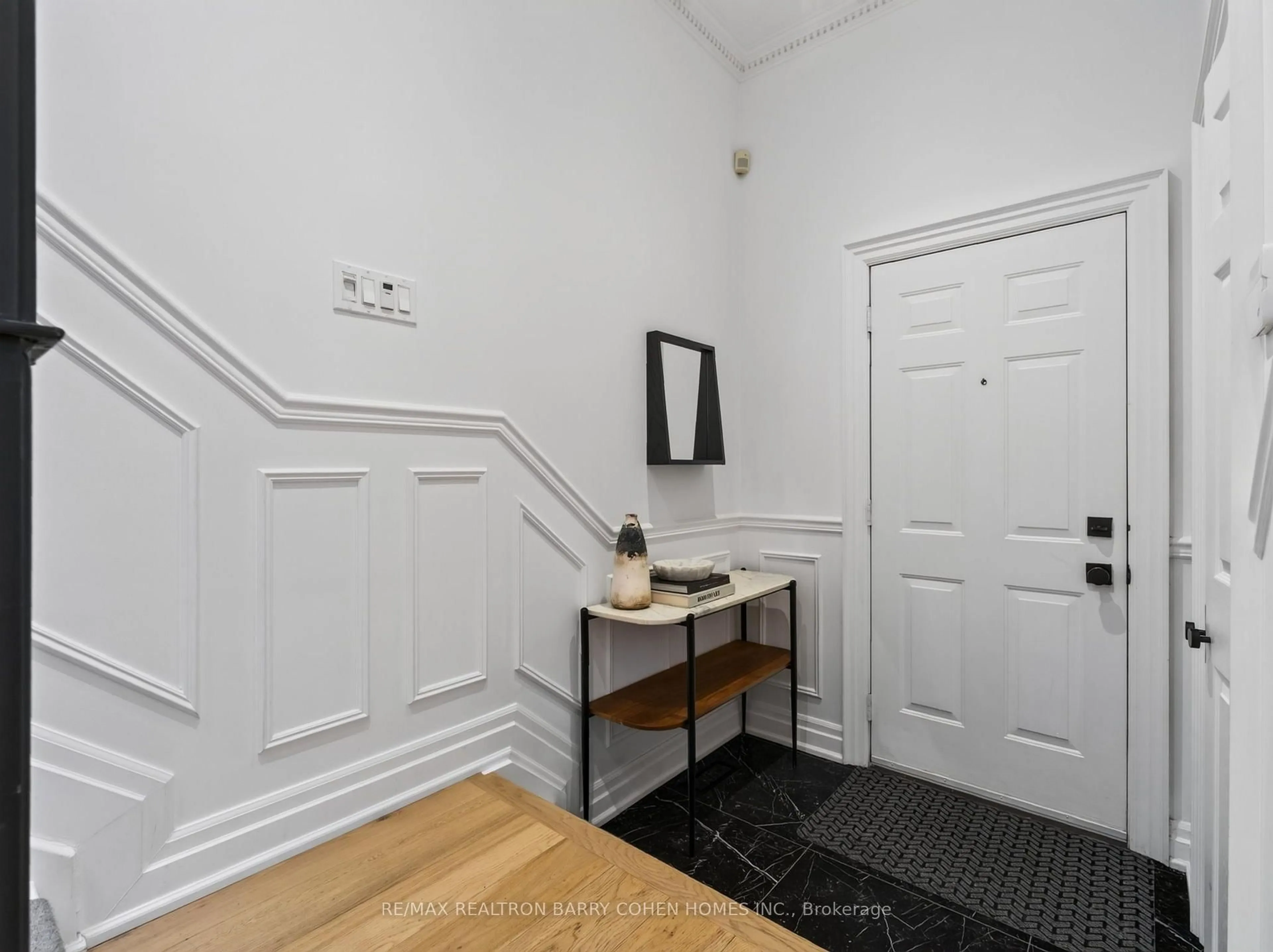 Indoor entryway for 18 Joicey Blvd, Toronto Ontario M5M 2S7