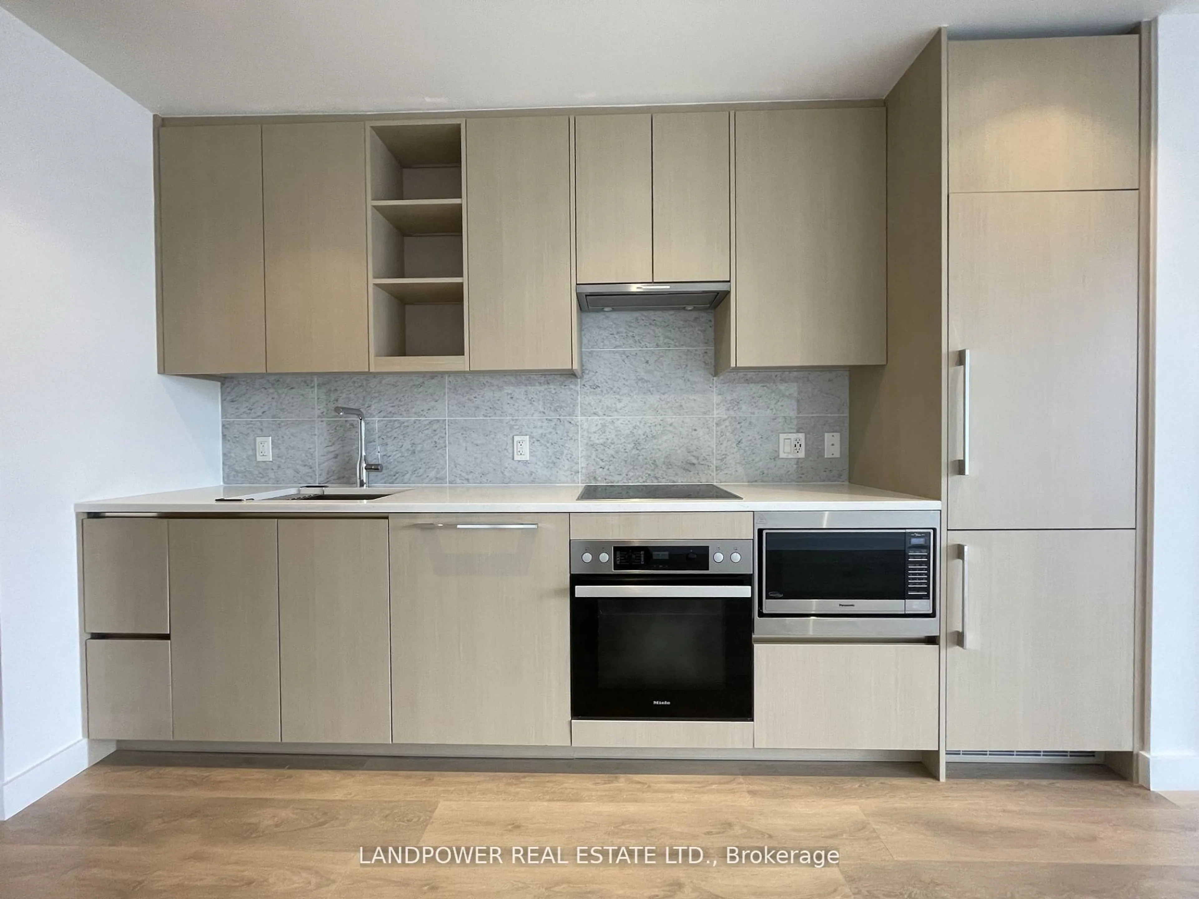 Standard kitchen, wood/laminate floor for 85 McMahon Dr #810, Toronto Ontario M2K 0H1