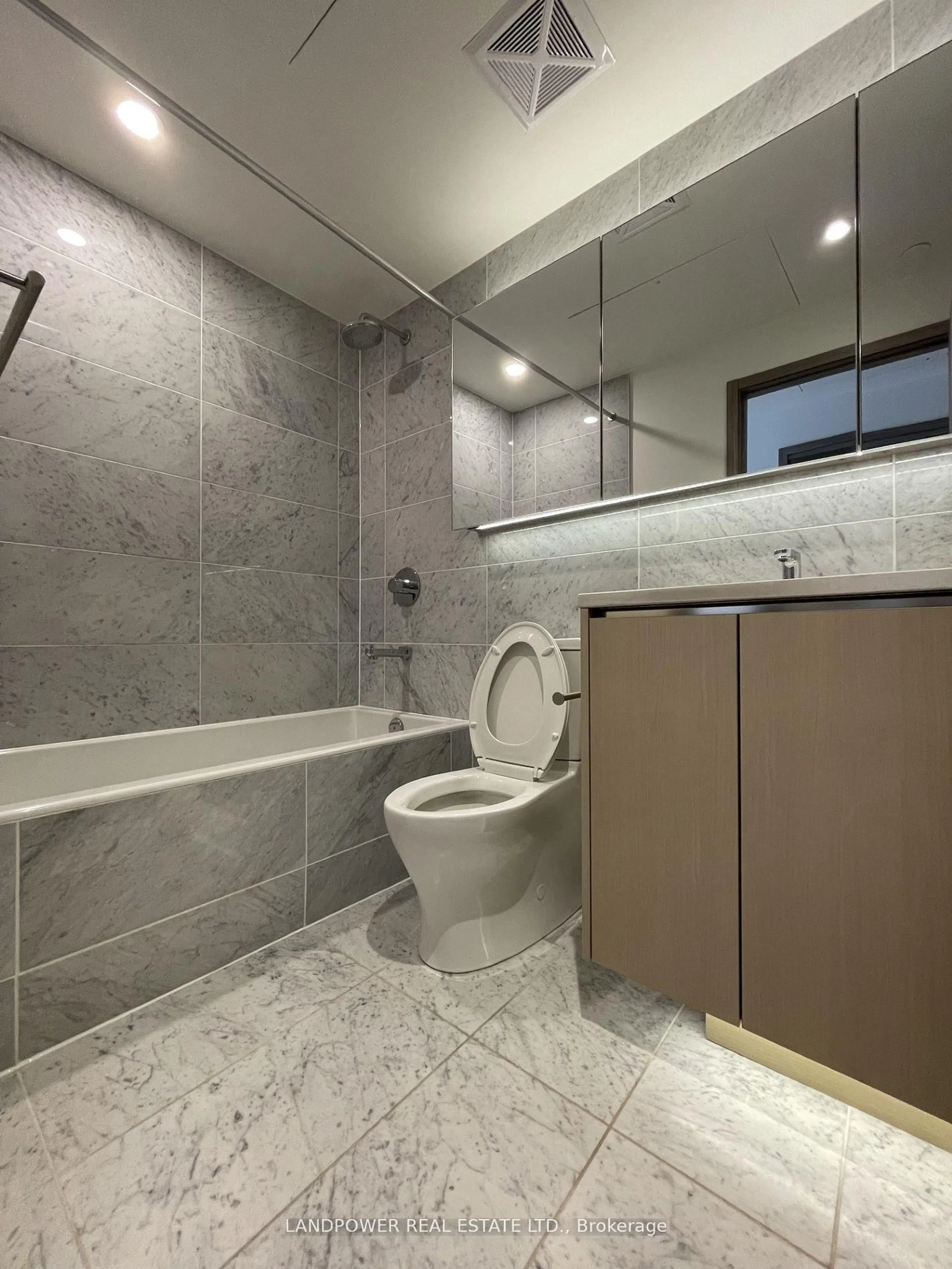 Standard bathroom, ceramic/tile floor for 85 McMahon Dr #810, Toronto Ontario M2K 0H1