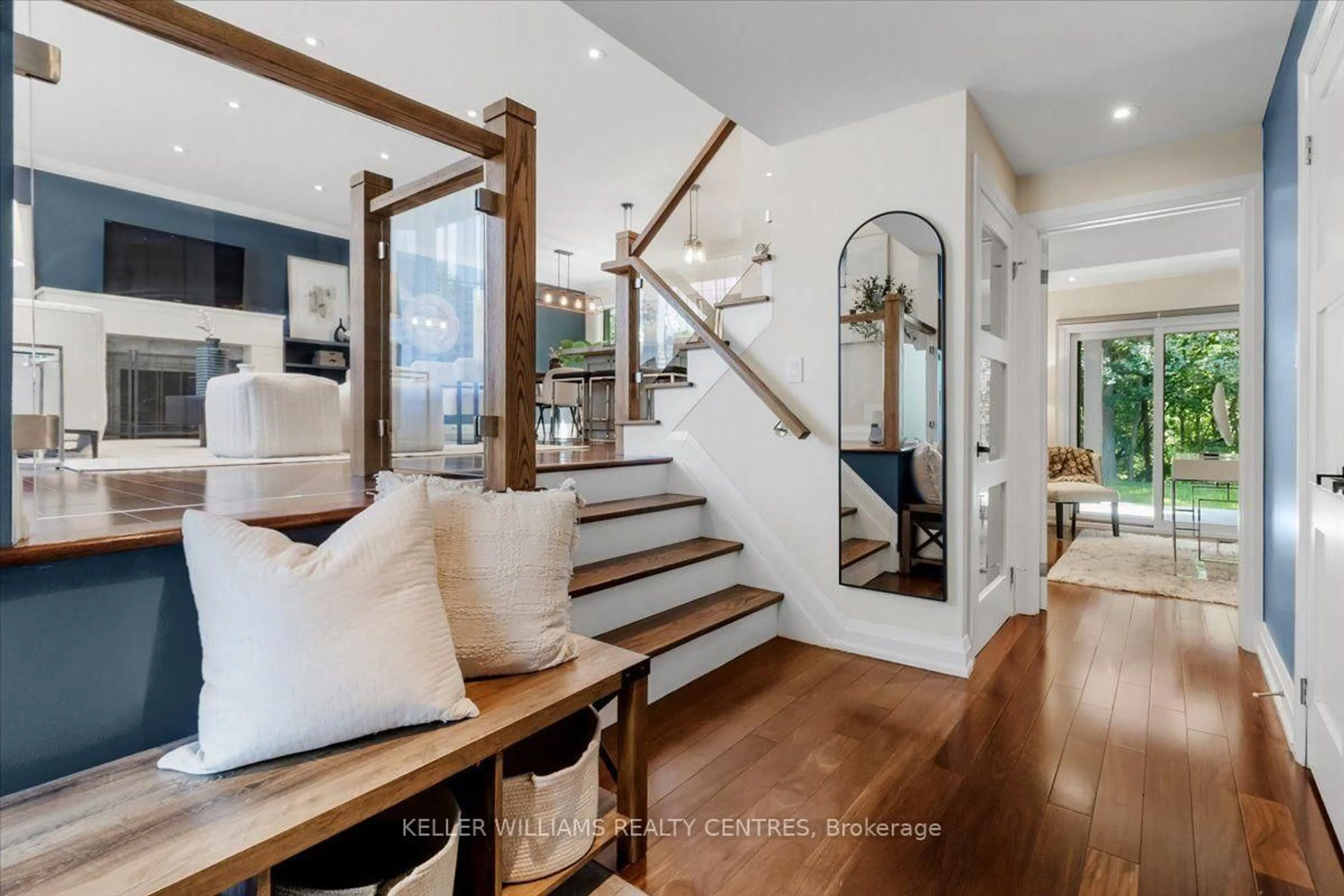 Indoor entryway for 26 Crossburn Dr, Toronto Ontario M3B 2Z2