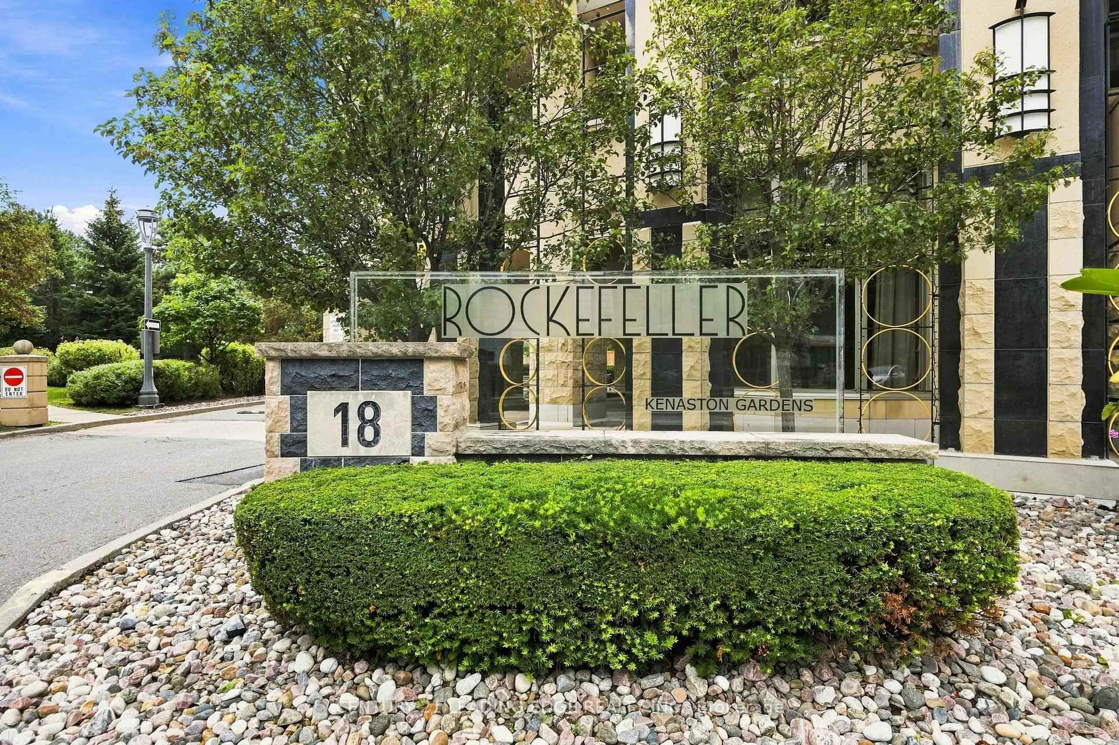 Indoor foyer for 18 Kenaston Gdns #212, Toronto Ontario M2K 3C7