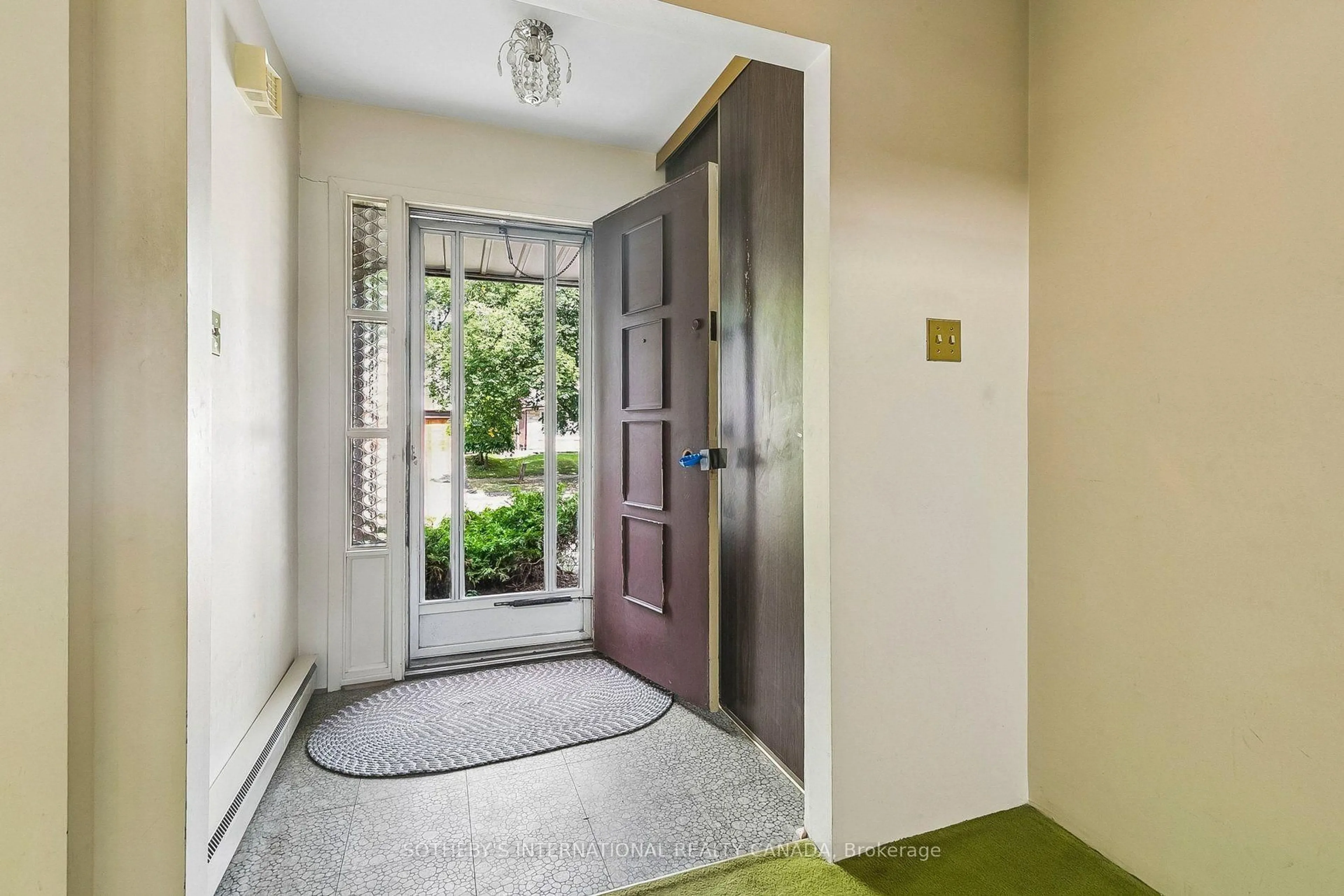 Indoor entryway for 63 Cobblestone Dr, Toronto Ontario M2J 2X6