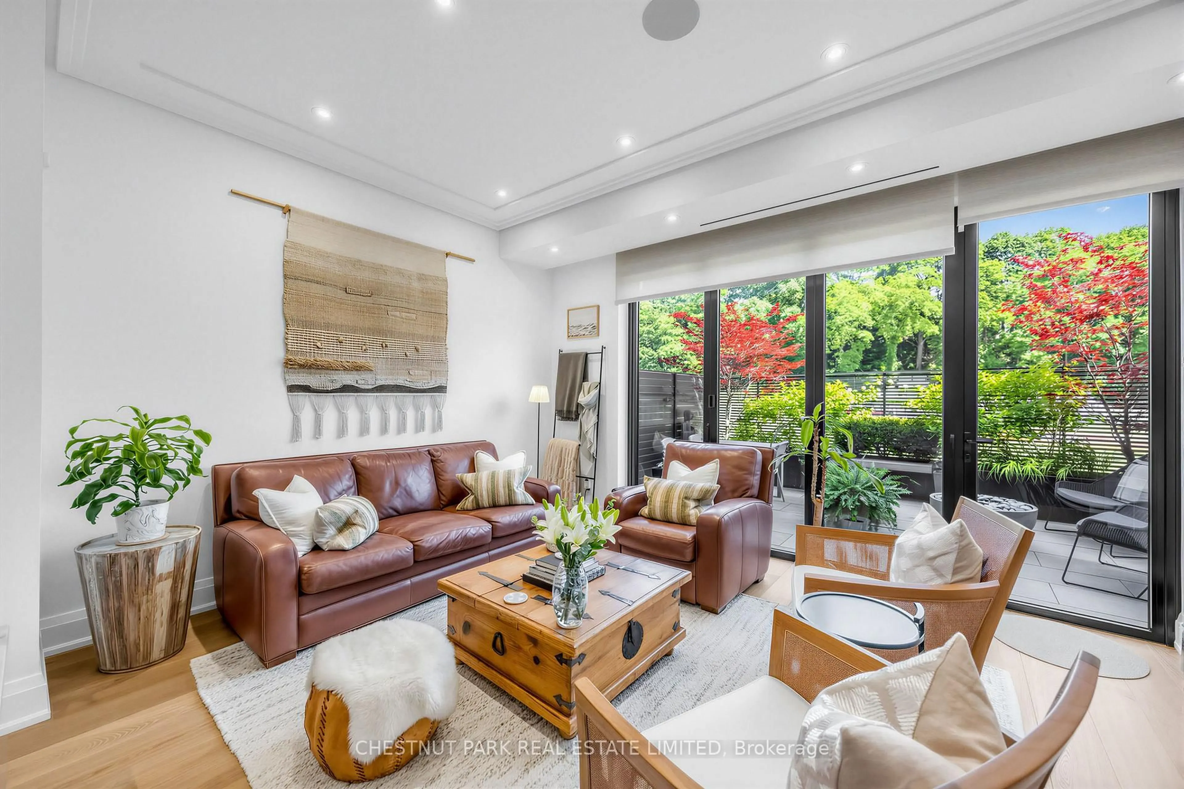 Living room with furniture, unknown for 29 Oaklands Ave, Toronto Ontario M4V 0A9