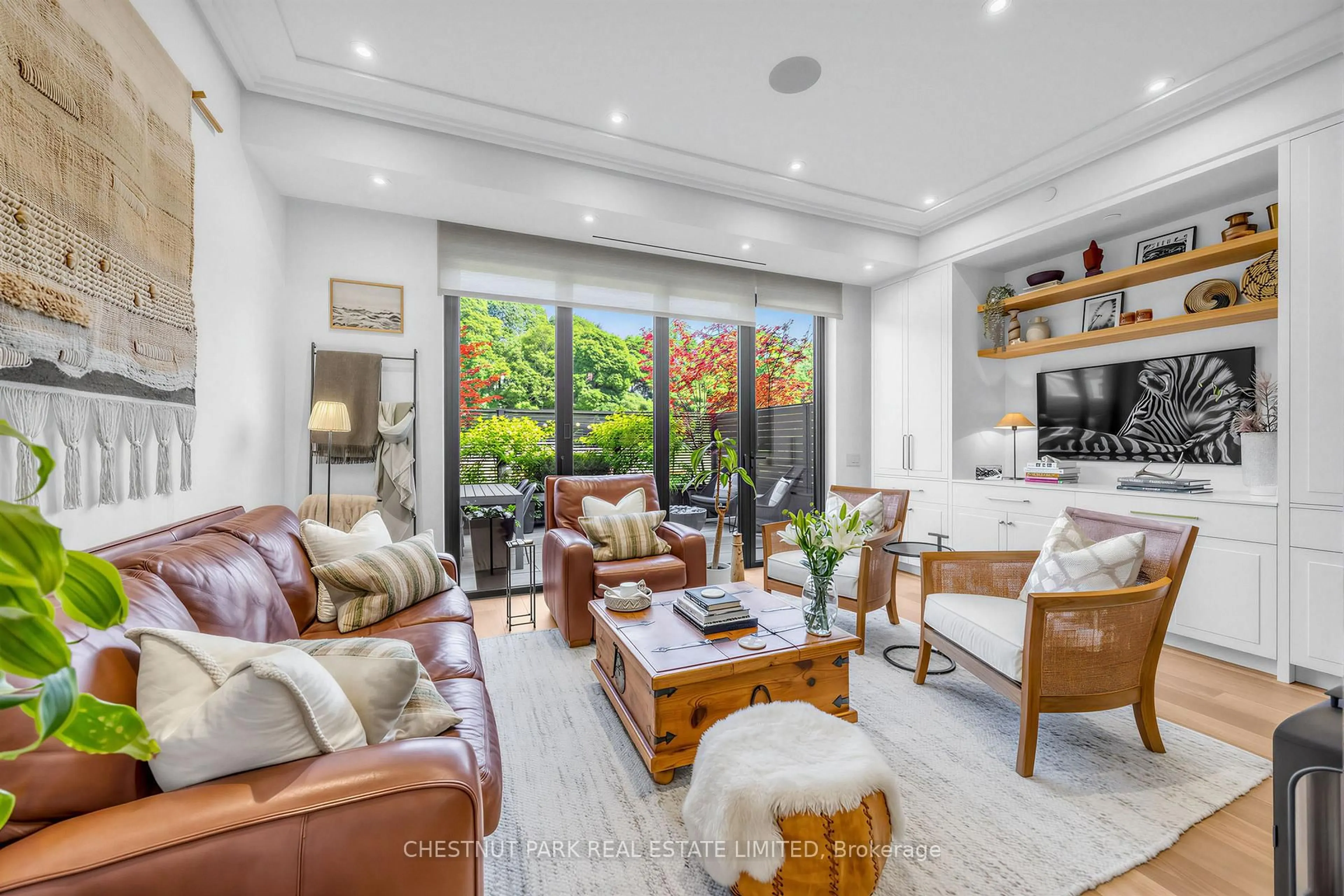 Living room with furniture, unknown for 29 Oaklands Ave, Toronto Ontario M4V 0A9