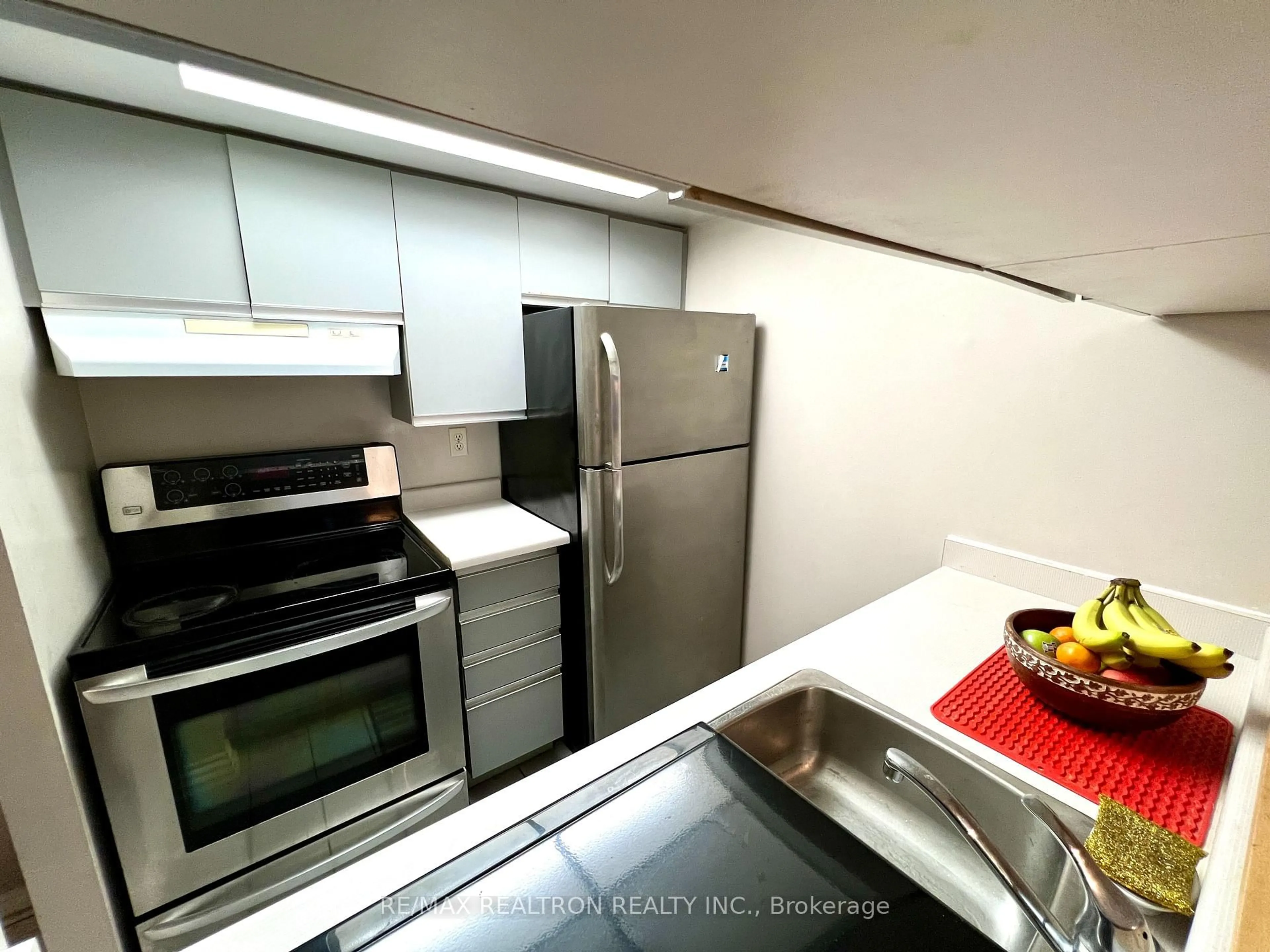 Standard kitchen, unknown for 222 The Esplanade #512, Toronto Ontario M5A 4M8