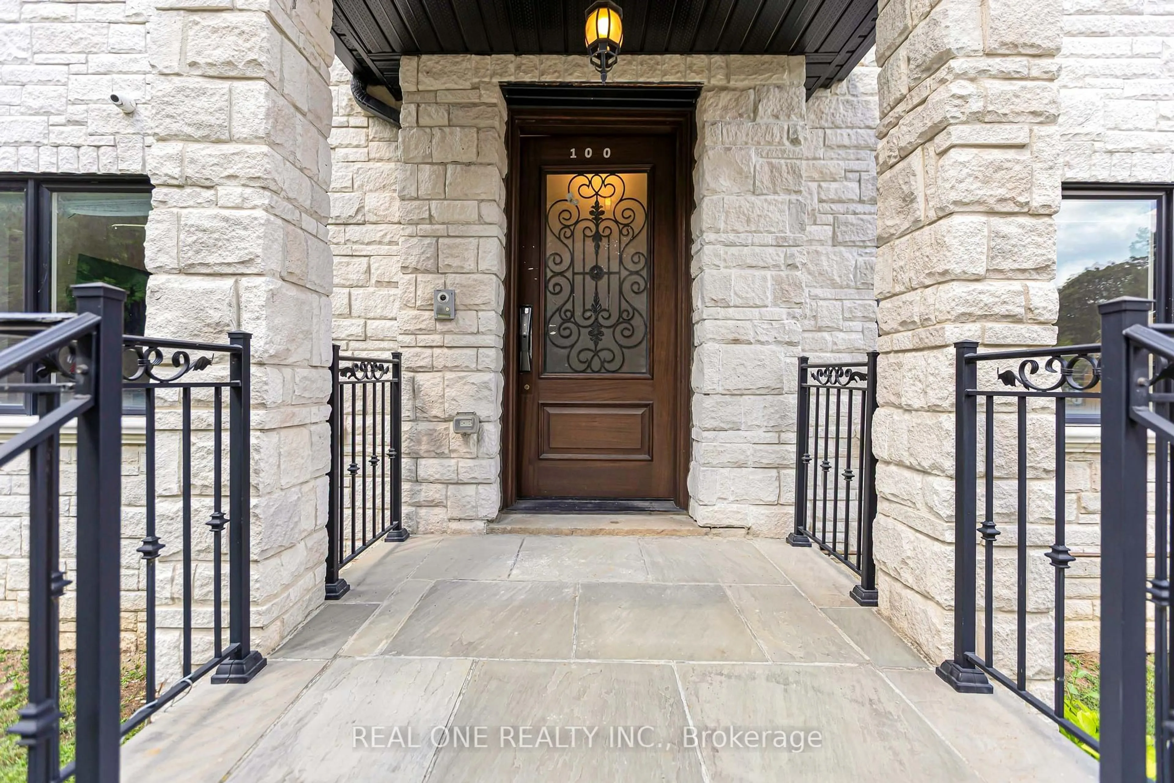 Indoor entryway for 100 Ridelle Ave, Toronto Ontario M6B 1J6