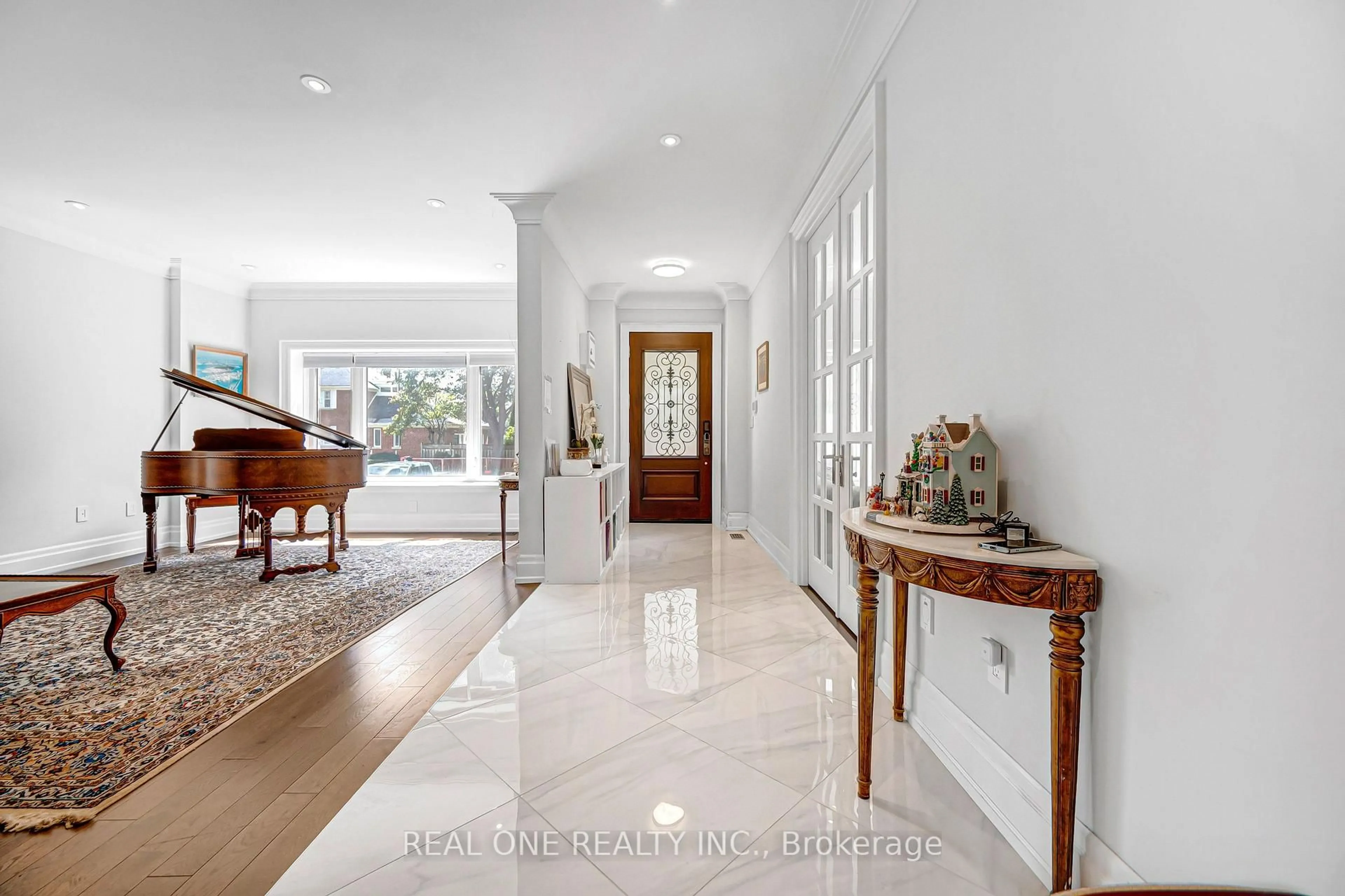 Indoor foyer for 100 Ridelle Ave, Toronto Ontario M6B 1J6