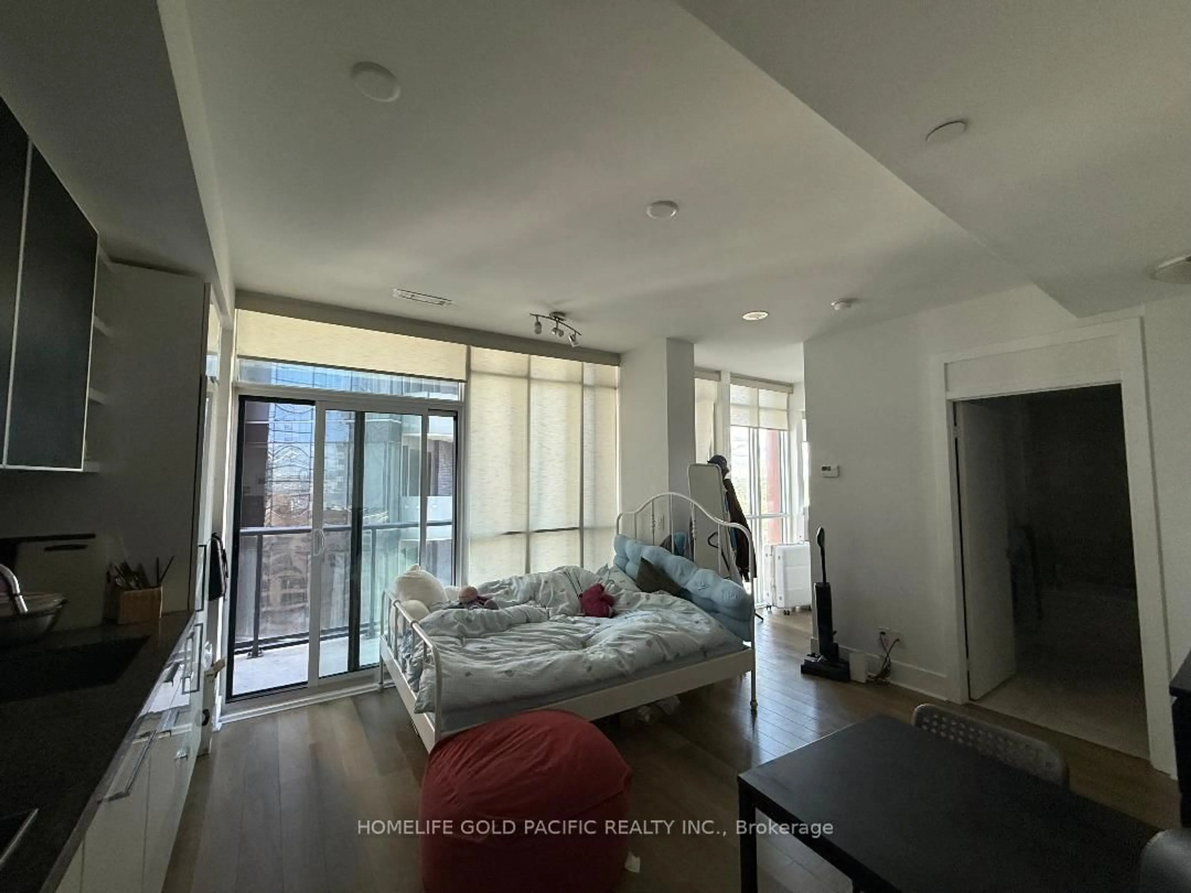 A pic of a room for 32 Davenport Rd #1701, Toronto Ontario M5R 1H3