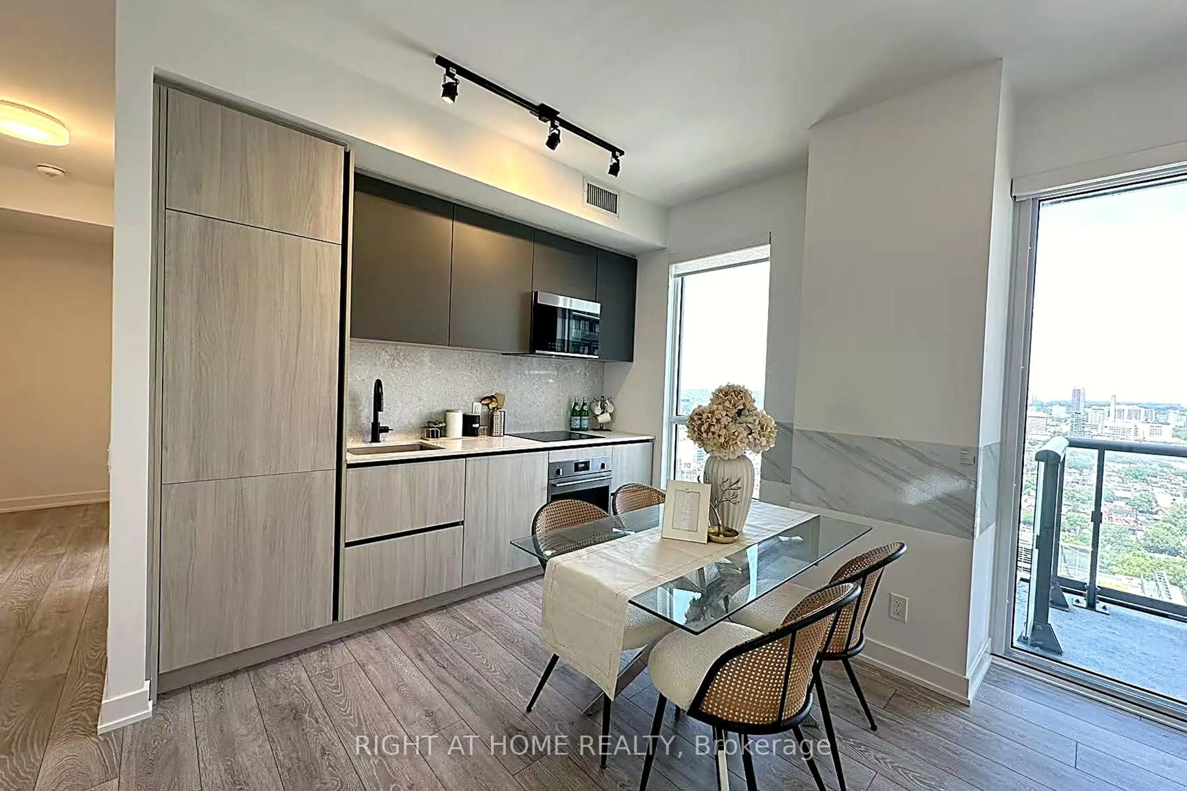 Open concept kitchen, wood/laminate floor for 108 Peter St #3302, Toronto Ontario M5V 0W2