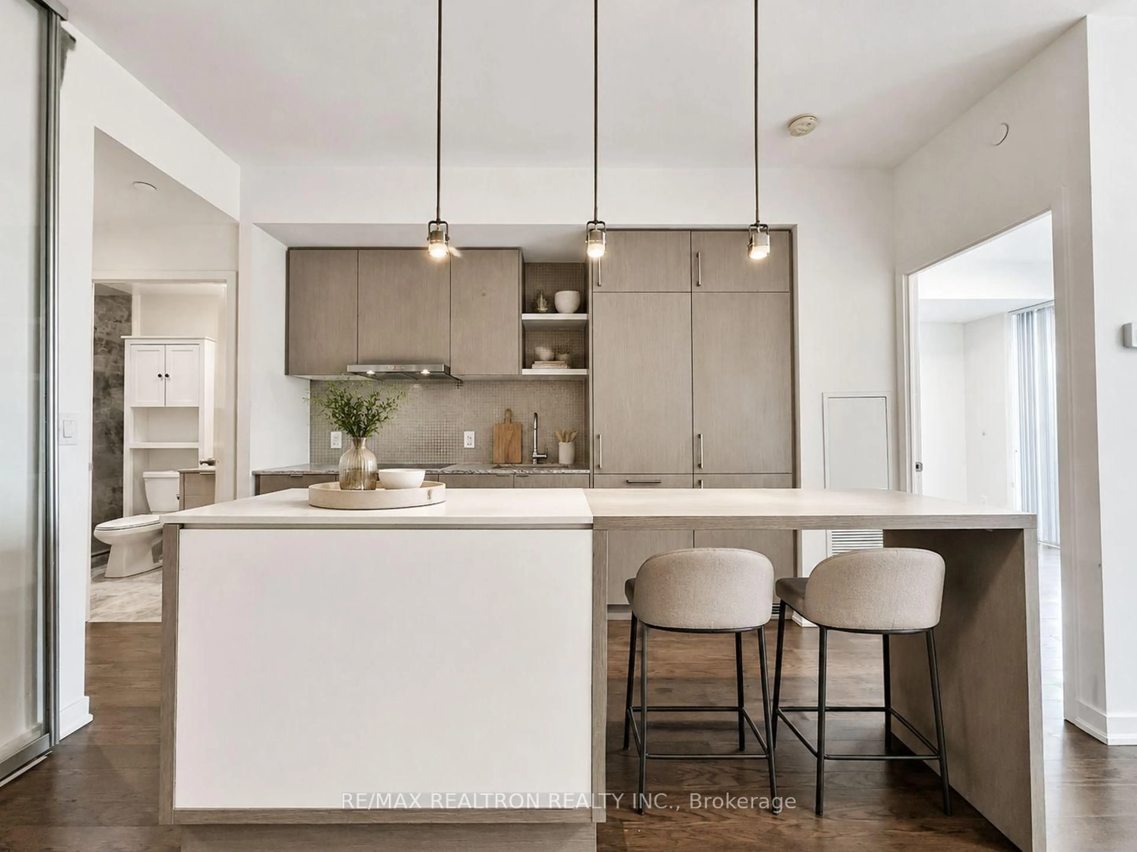 Contemporary kitchen, unknown for 100 Harbour St #5806, Toronto Ontario M5J 1B7