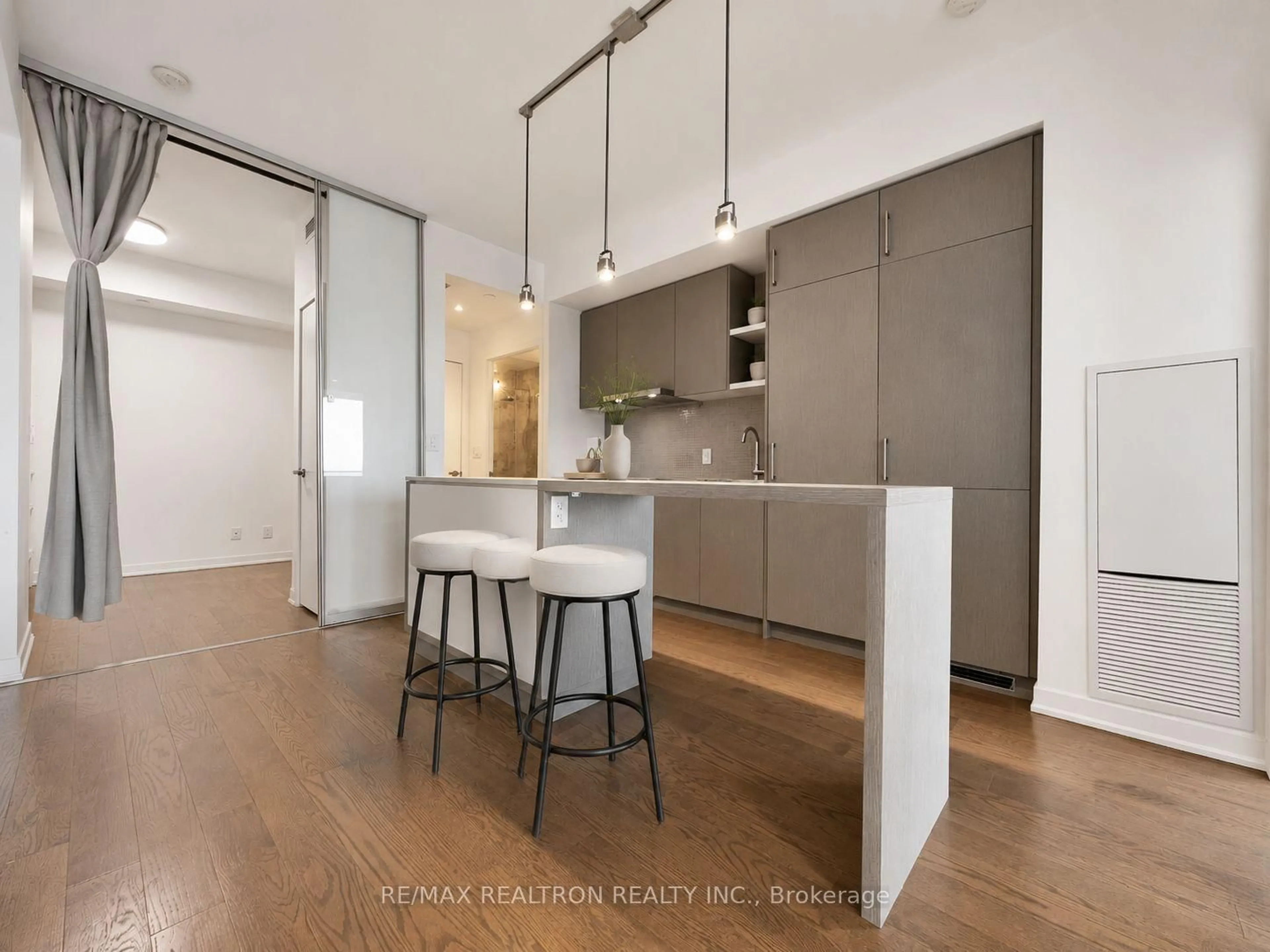 Open concept kitchen, unknown for 100 Harbour St #5806, Toronto Ontario M5J 1B7
