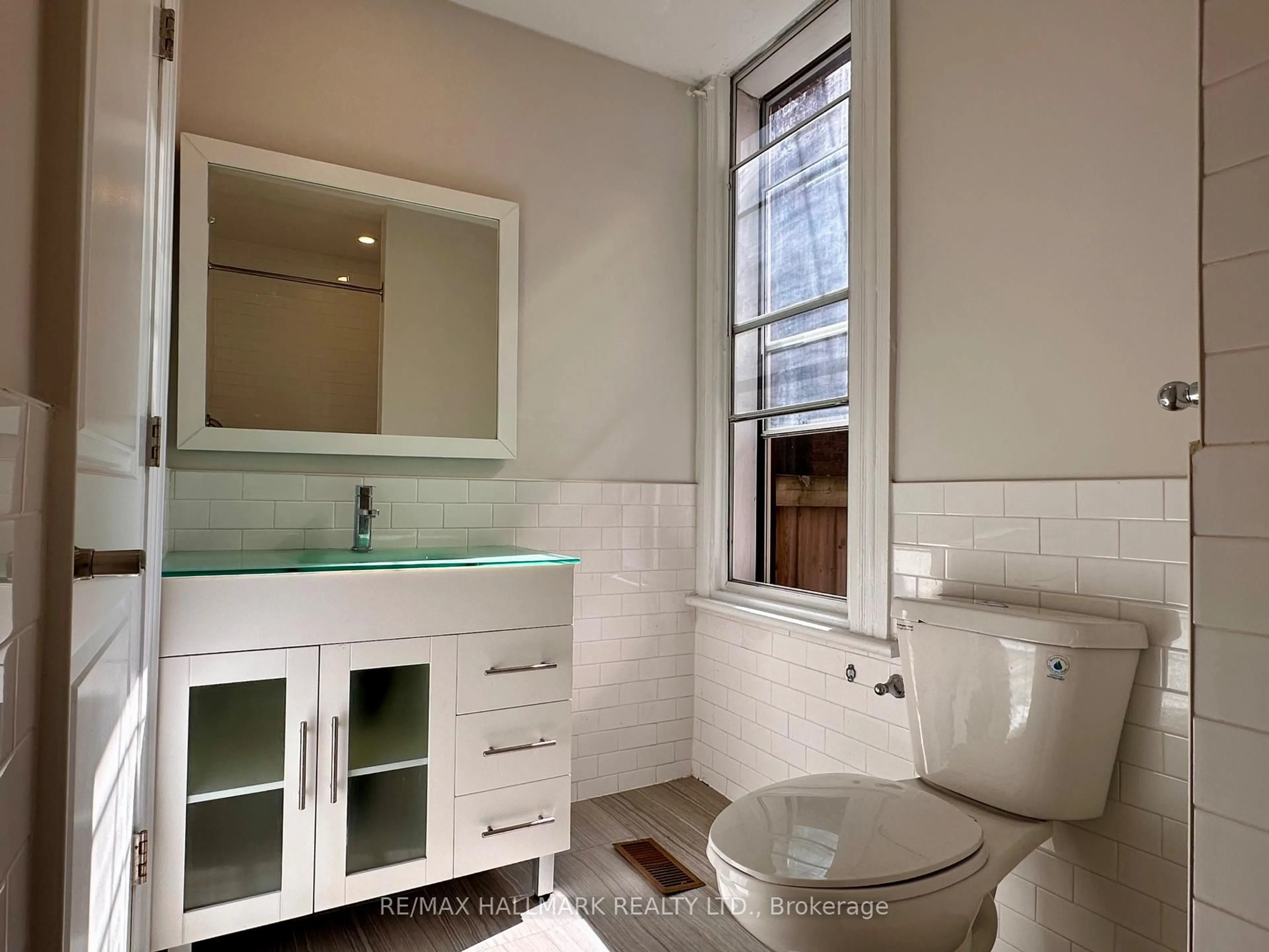 Standard bathroom, ceramic/tile floor for 128 Brunswick Ave, Toronto Ontario M5S 2M2