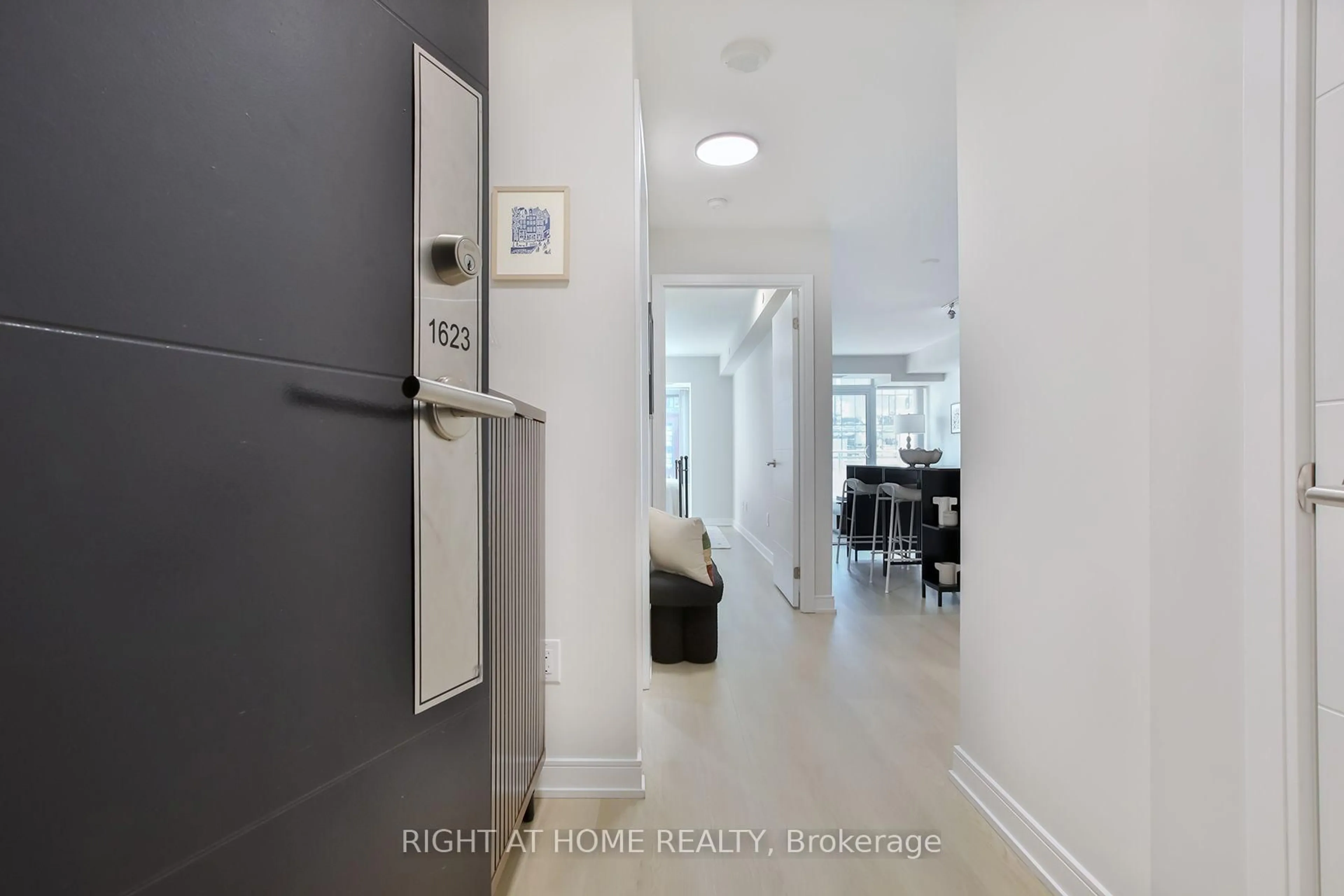 Indoor entryway for 525 Adelaide St #1623, Toronto Ontario M5V 0N7