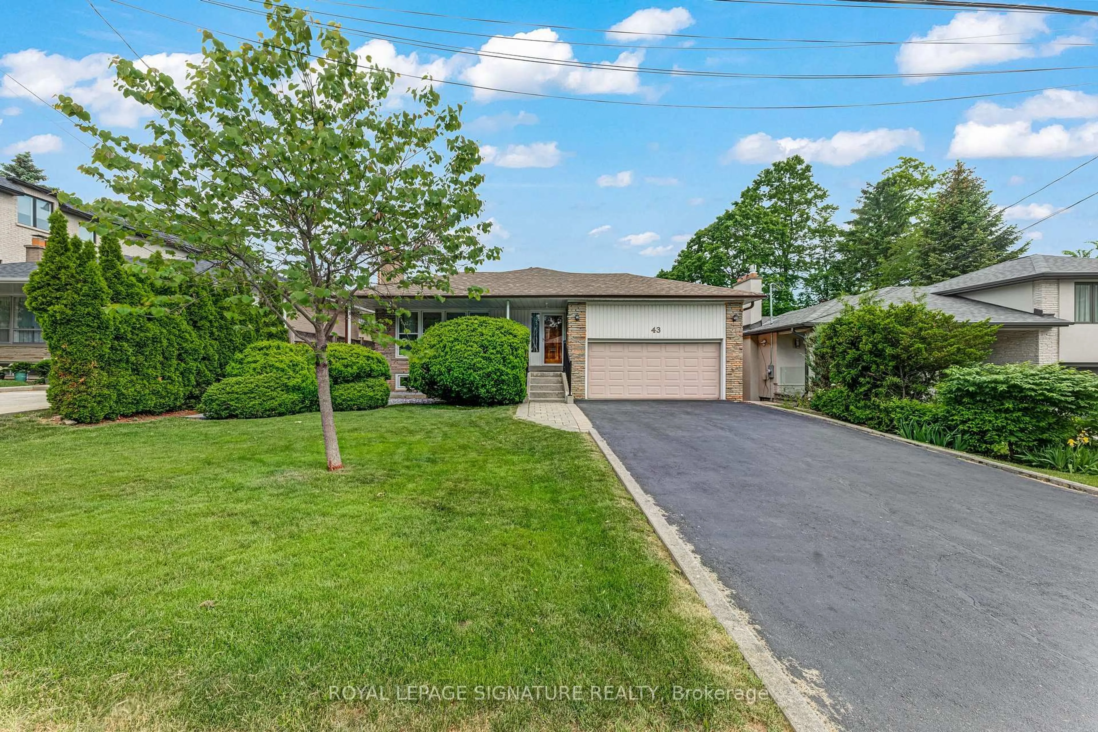 A pic from outside/outdoor area/front of a property/back of a property/a pic from drone, street for 43 Viamede Cres, Toronto Ontario M2K 2A7