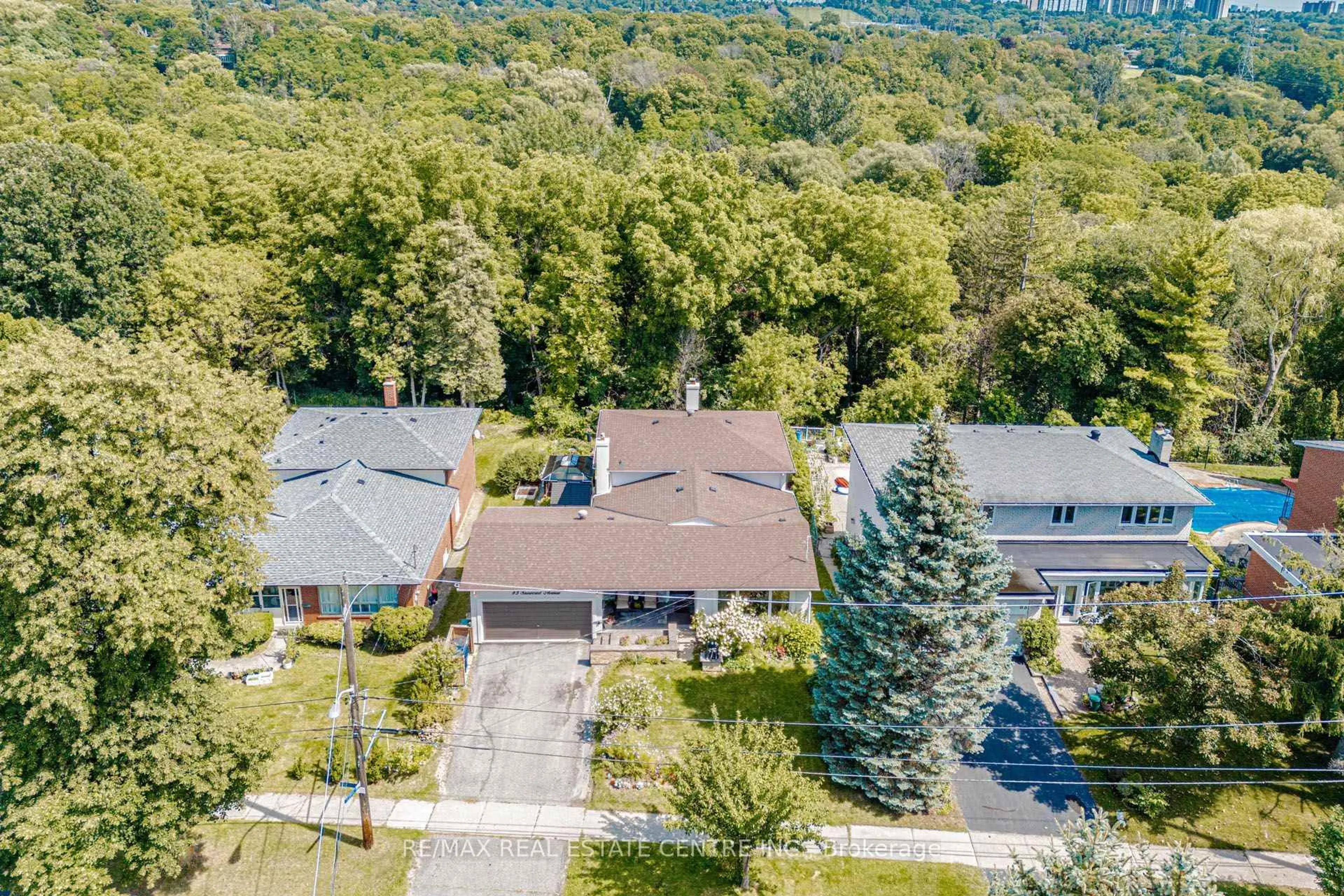 A pic from outside/outdoor area/front of a property/back of a property/a pic from drone, street for 85 Snowcrest Ave, Toronto Ontario M2K 2K9