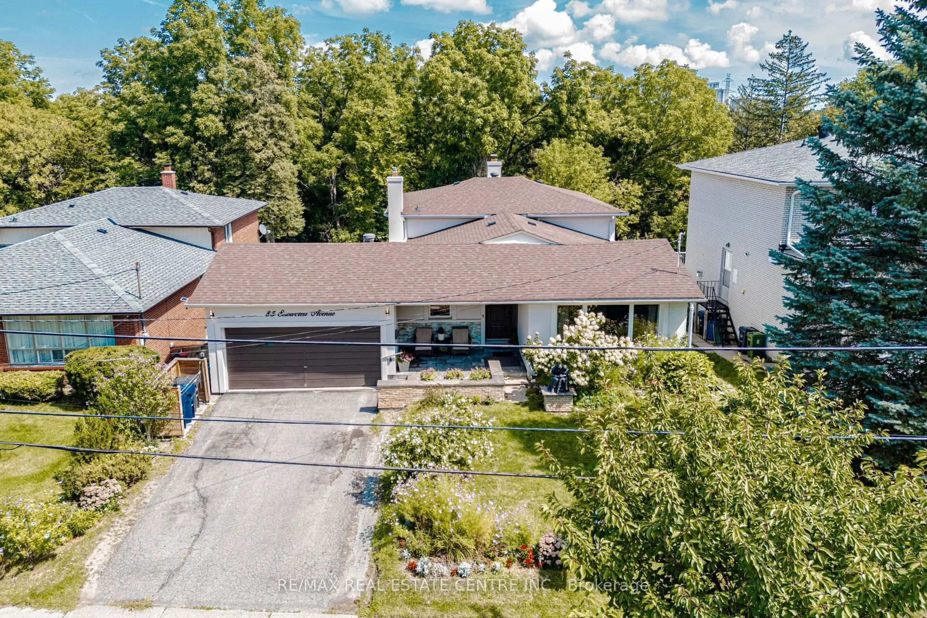 A pic from outside/outdoor area/front of a property/back of a property/a pic from drone, street for 85 Snowcrest Ave, Toronto Ontario M2K 2K9