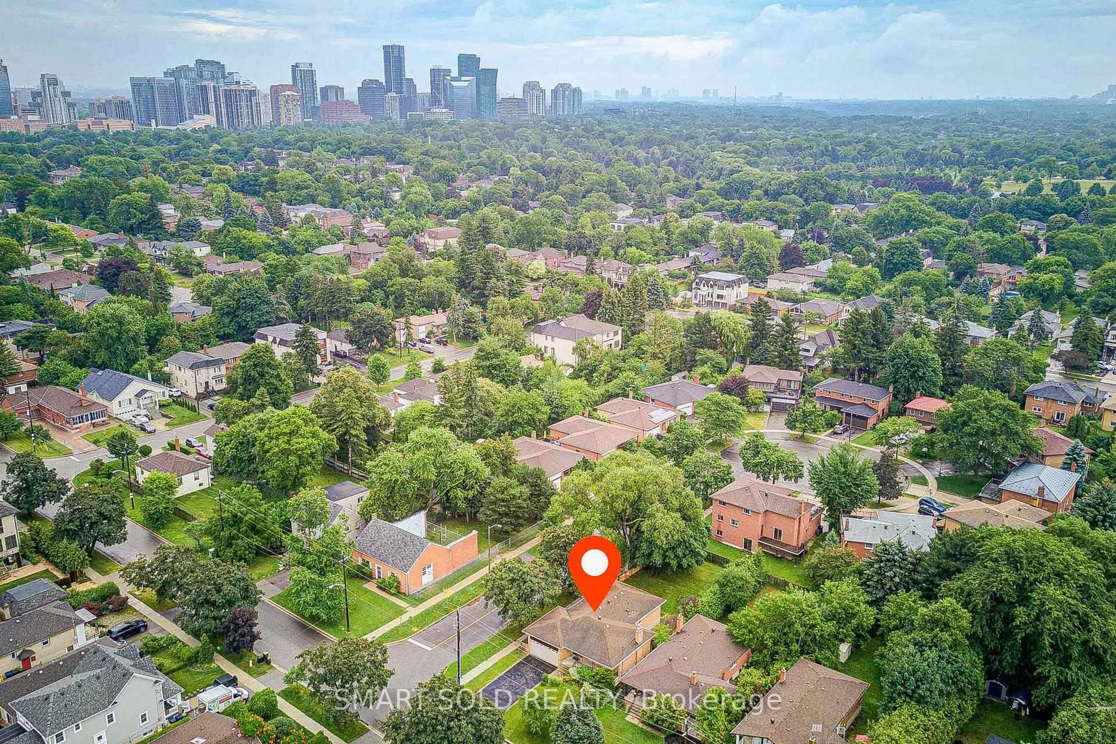 A pic from outside/outdoor area/front of a property/back of a property/a pic from drone, city buildings view from balcony for 285 Churchill Ave, Toronto Ontario M2R 1E5