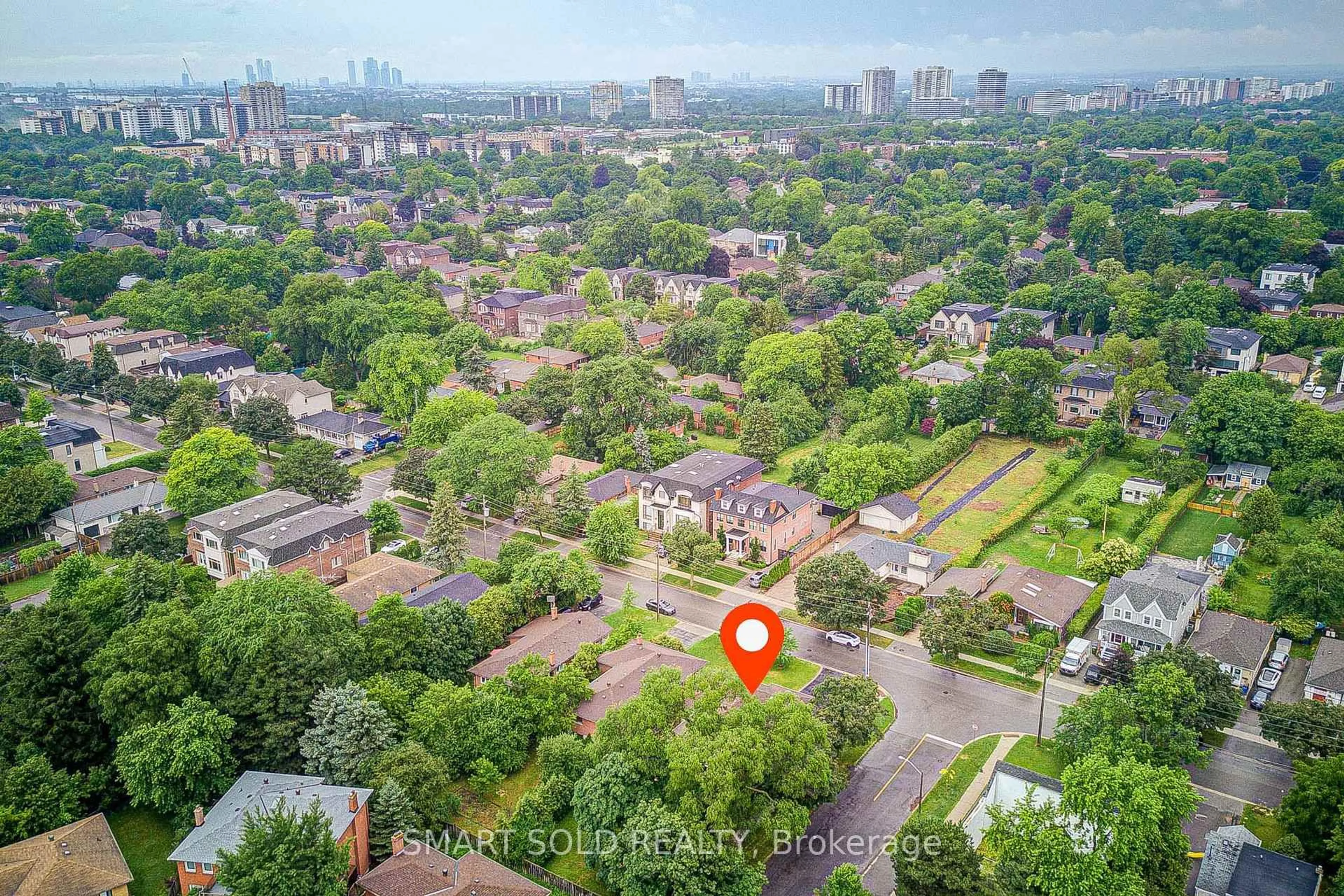 A pic from outside/outdoor area/front of a property/back of a property/a pic from drone, city buildings view from balcony for 285 Churchill Ave, Toronto Ontario M2R 1E5