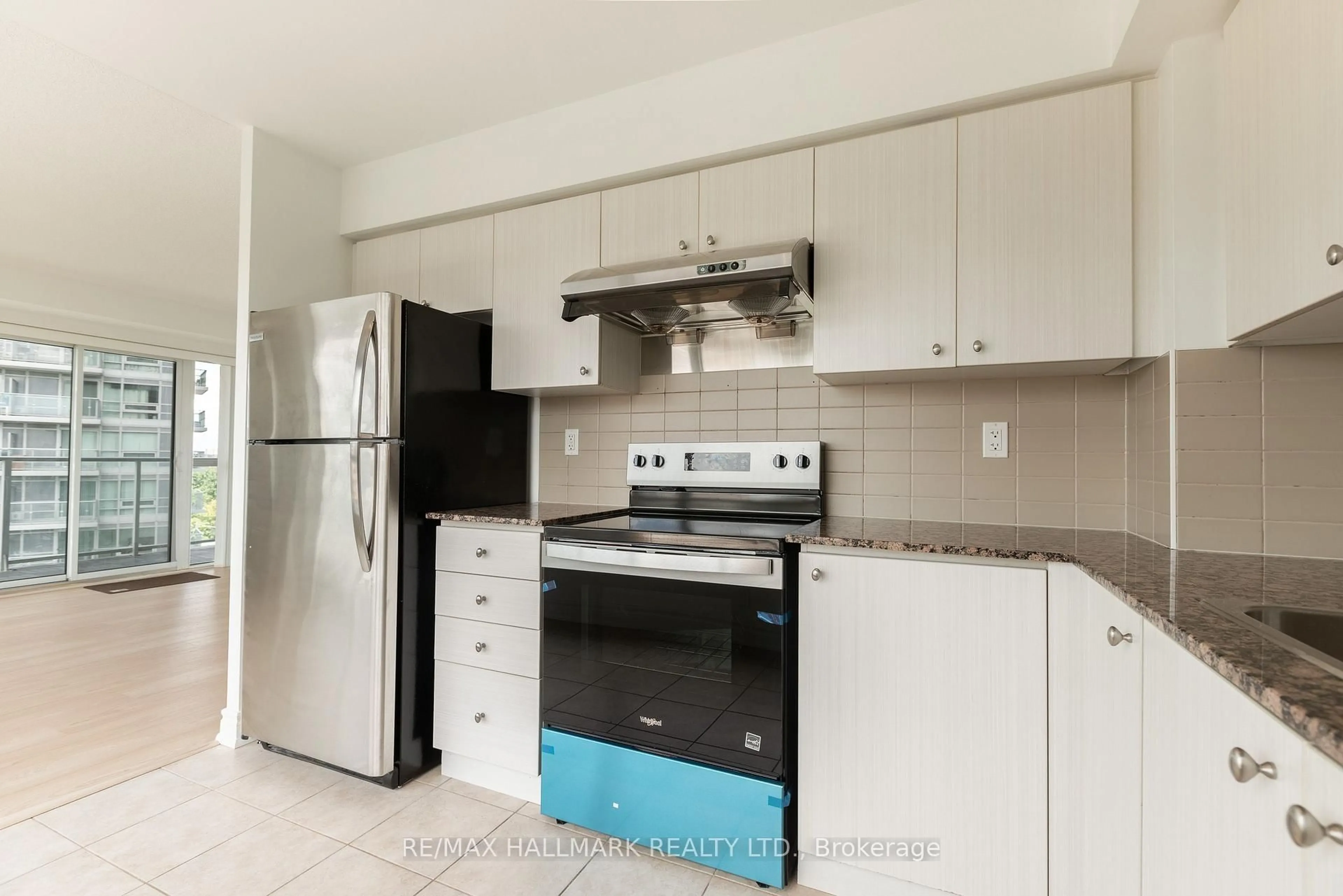 Standard kitchen, ceramic/tile floor for 275 Yorkland Rd #802, Toronto Ontario M2J 0B4