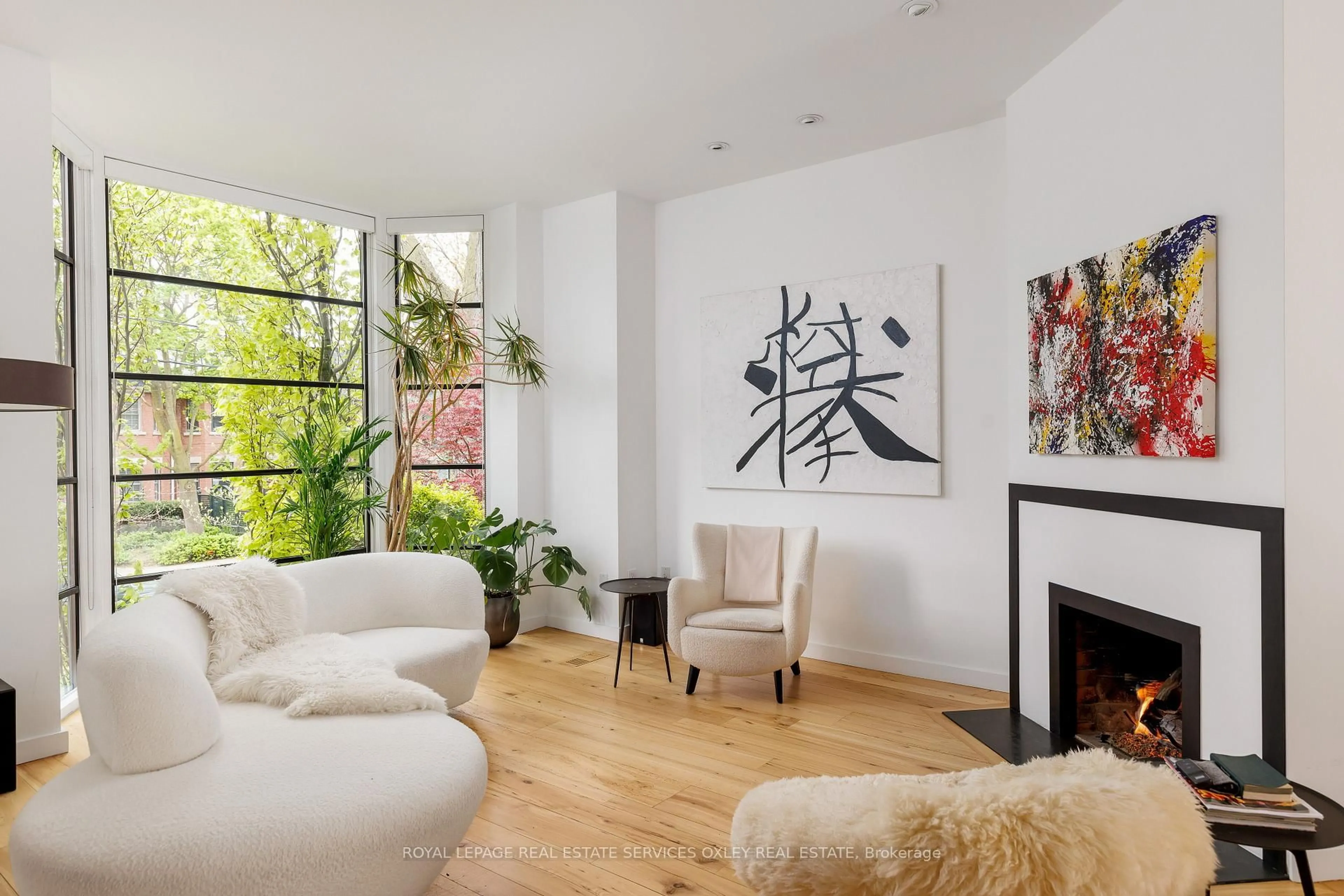 Living room with furniture, unknown for 28 Roxborough St, Toronto Ontario M5R 1T8