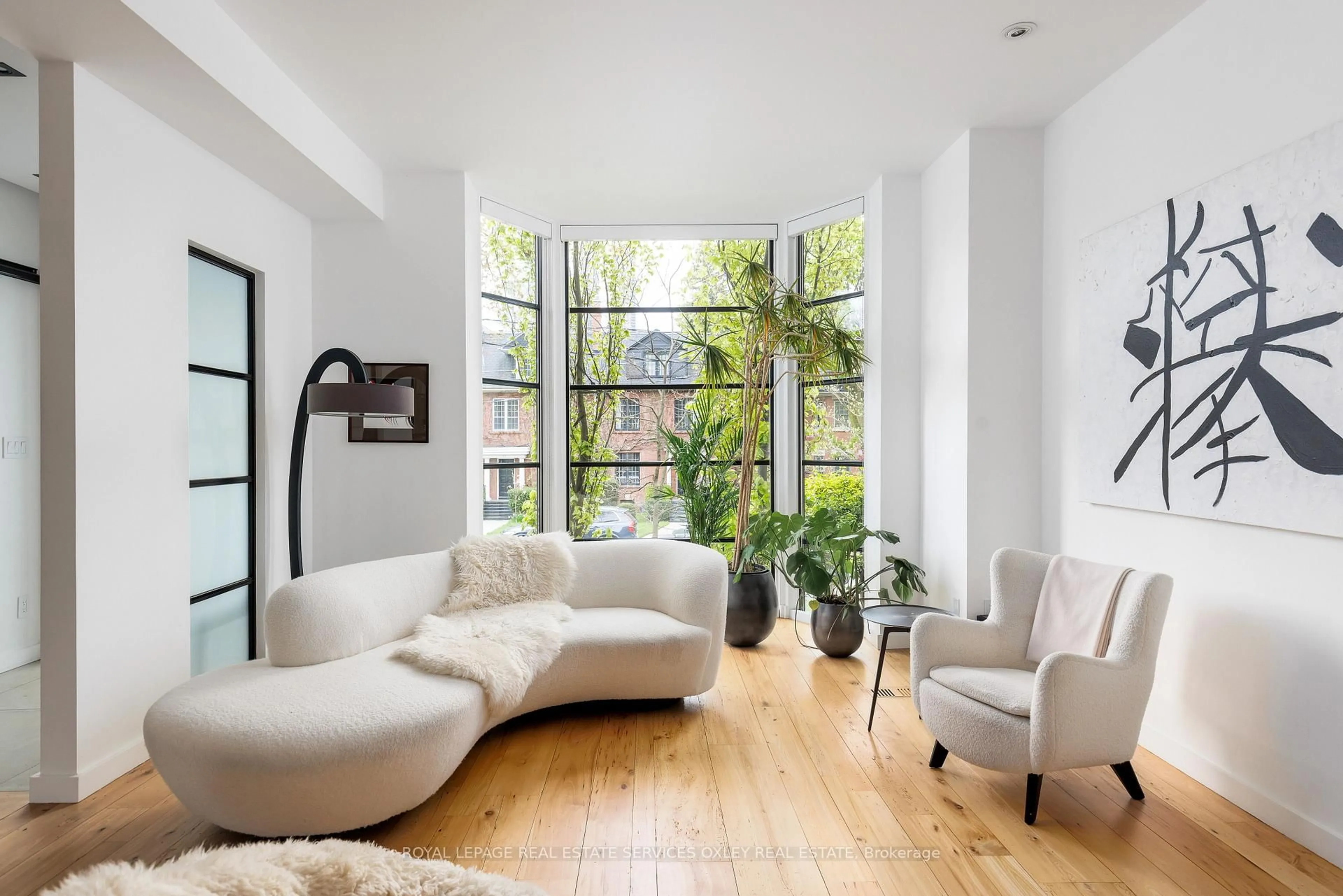 Living room with furniture, unknown for 28 Roxborough St, Toronto Ontario M5R 1T8