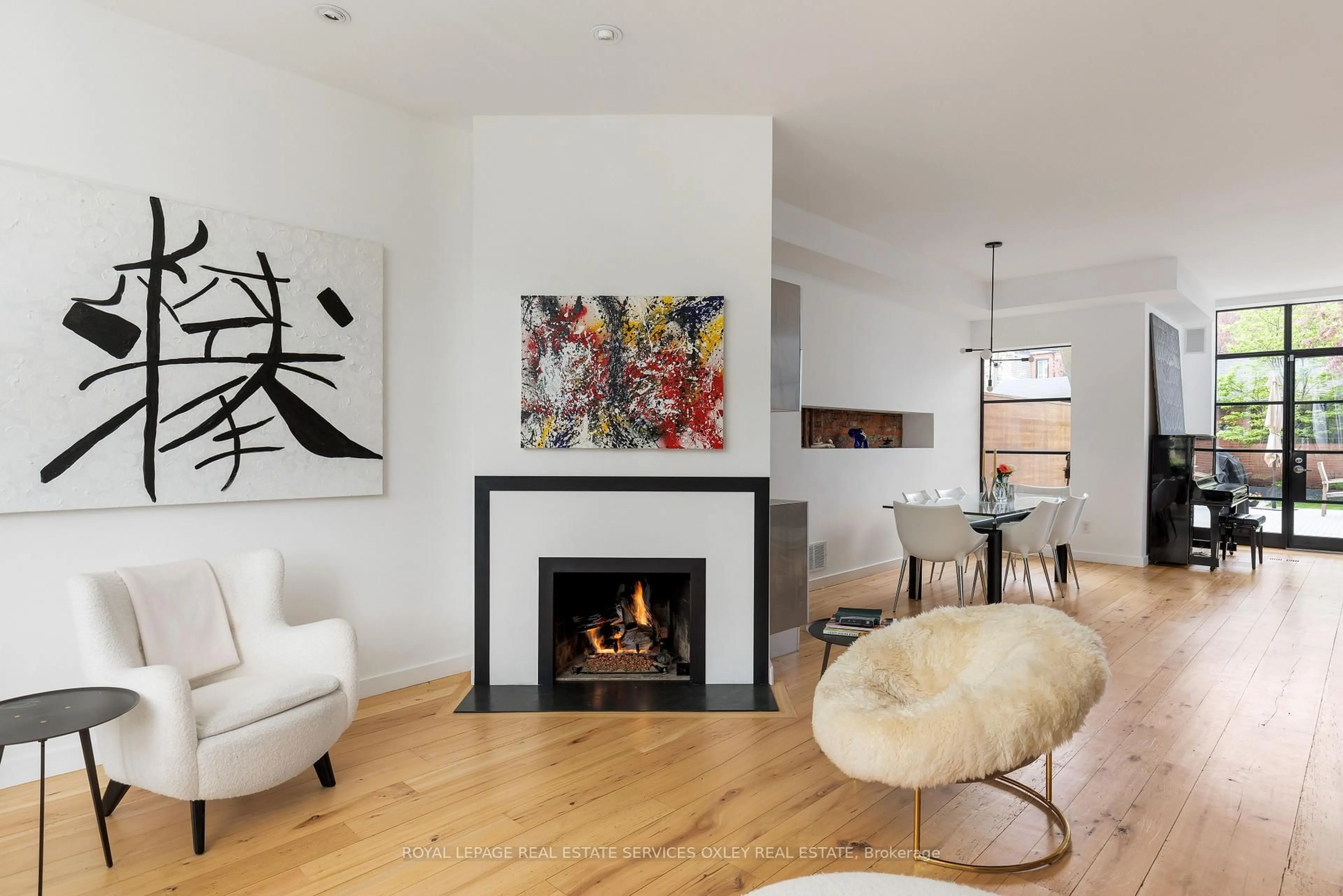 Living room with furniture, unknown for 28 Roxborough St, Toronto Ontario M5R 1T8