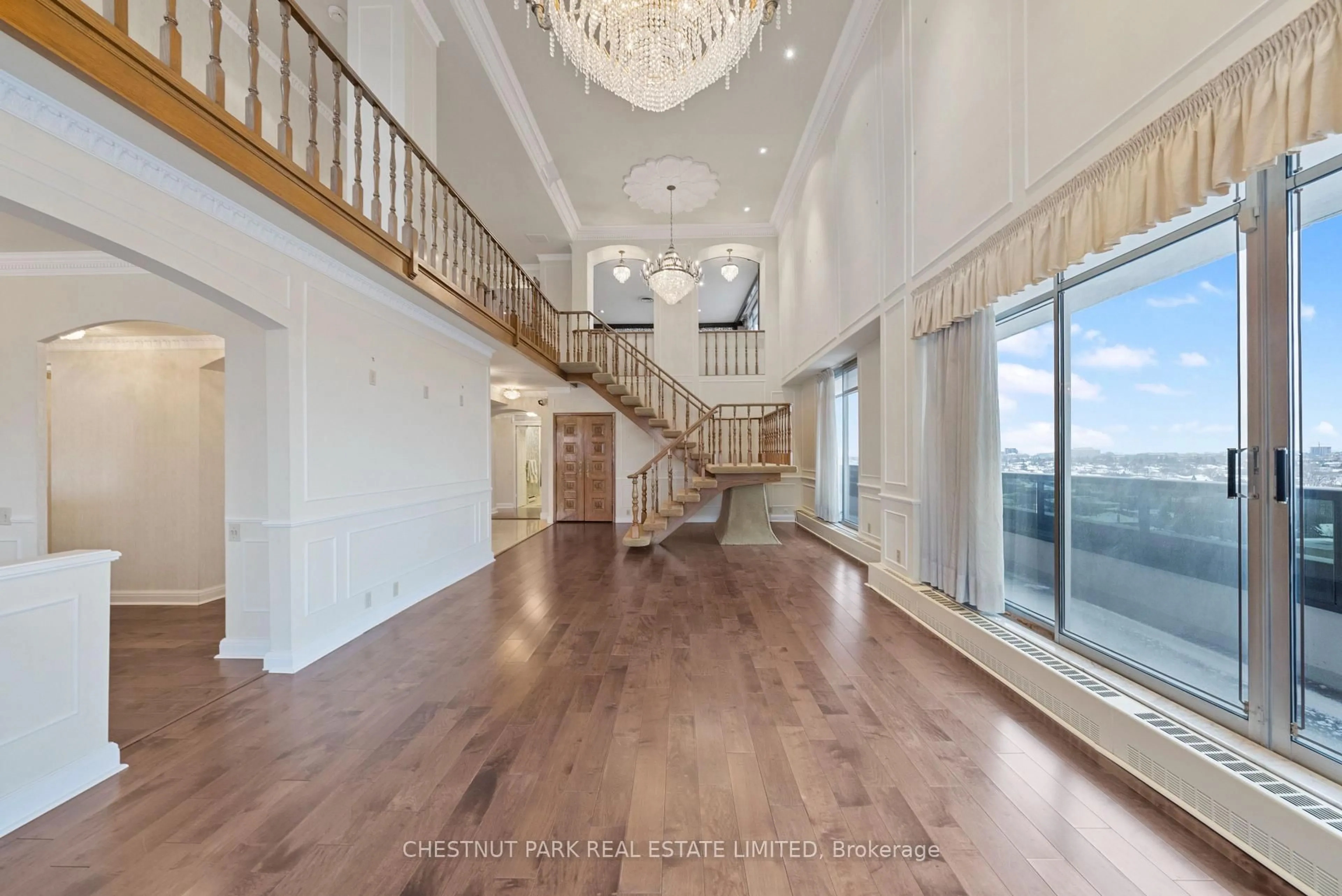 Indoor foyer for 2600 Bathurst St #PH 1, Toronto Ontario M6B 2Z4