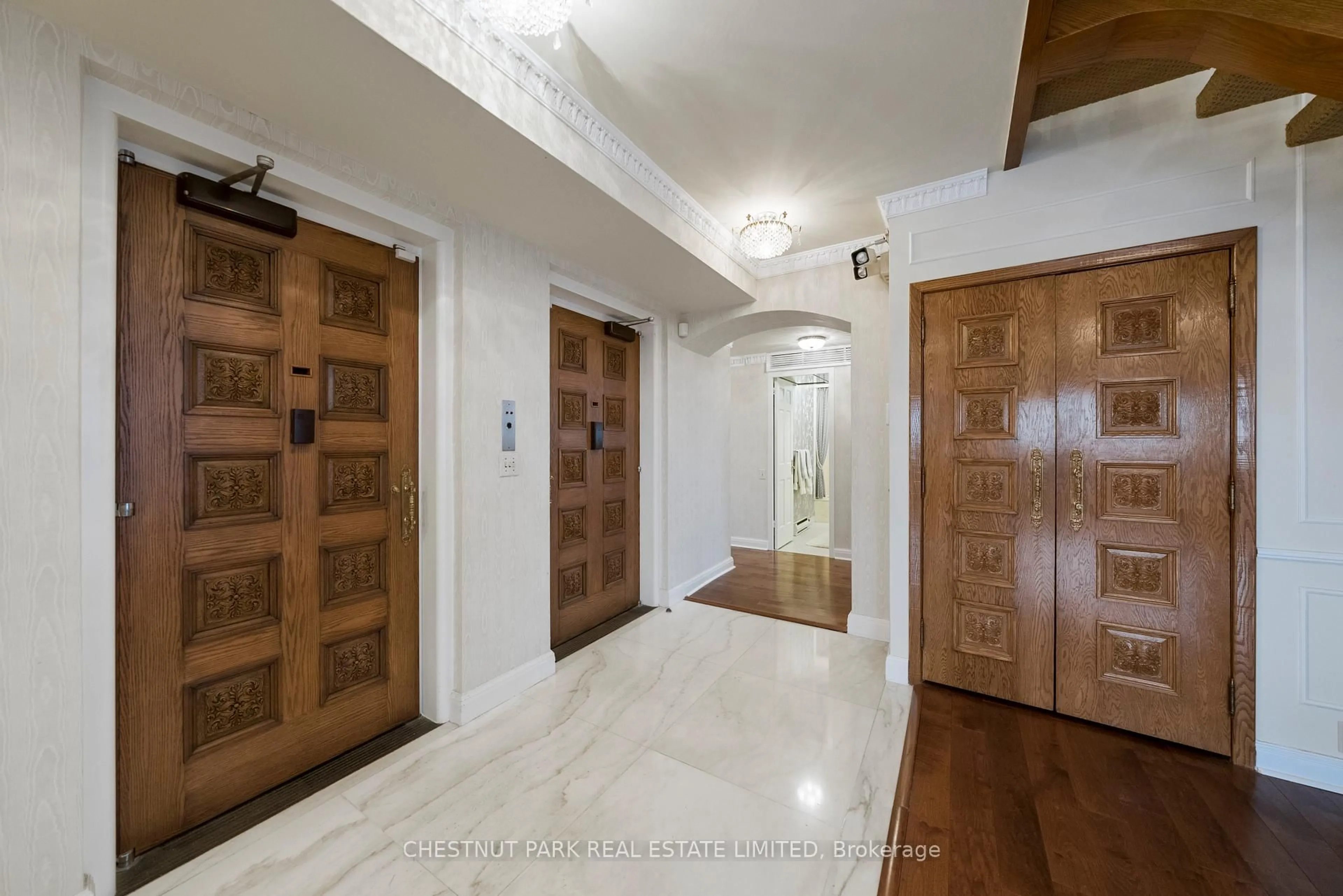 Indoor foyer for 2600 Bathurst St #PH 1, Toronto Ontario M6B 2Z4
