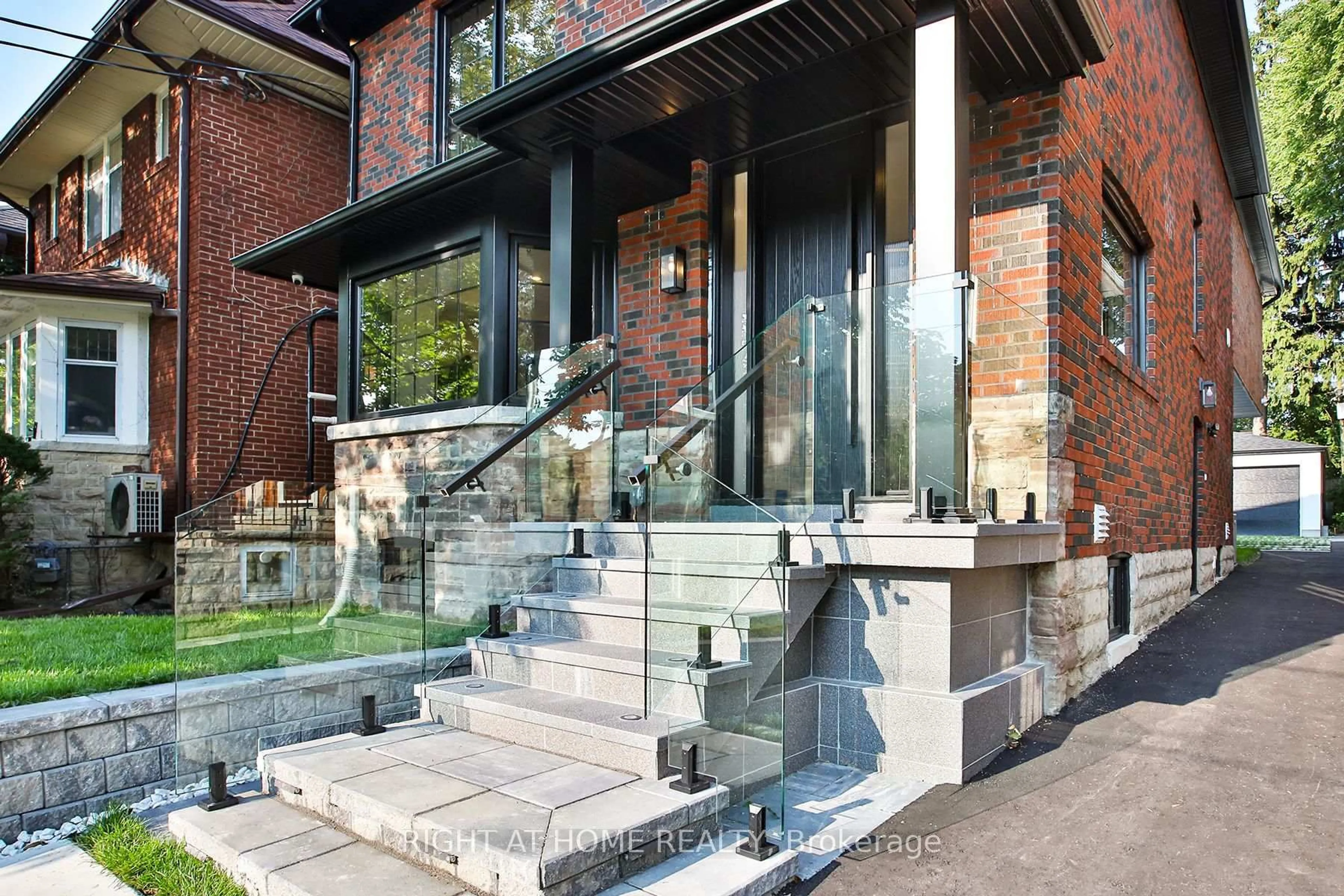 Unknown for 106 Eastbourne Ave, Toronto Ontario M5P 2G3